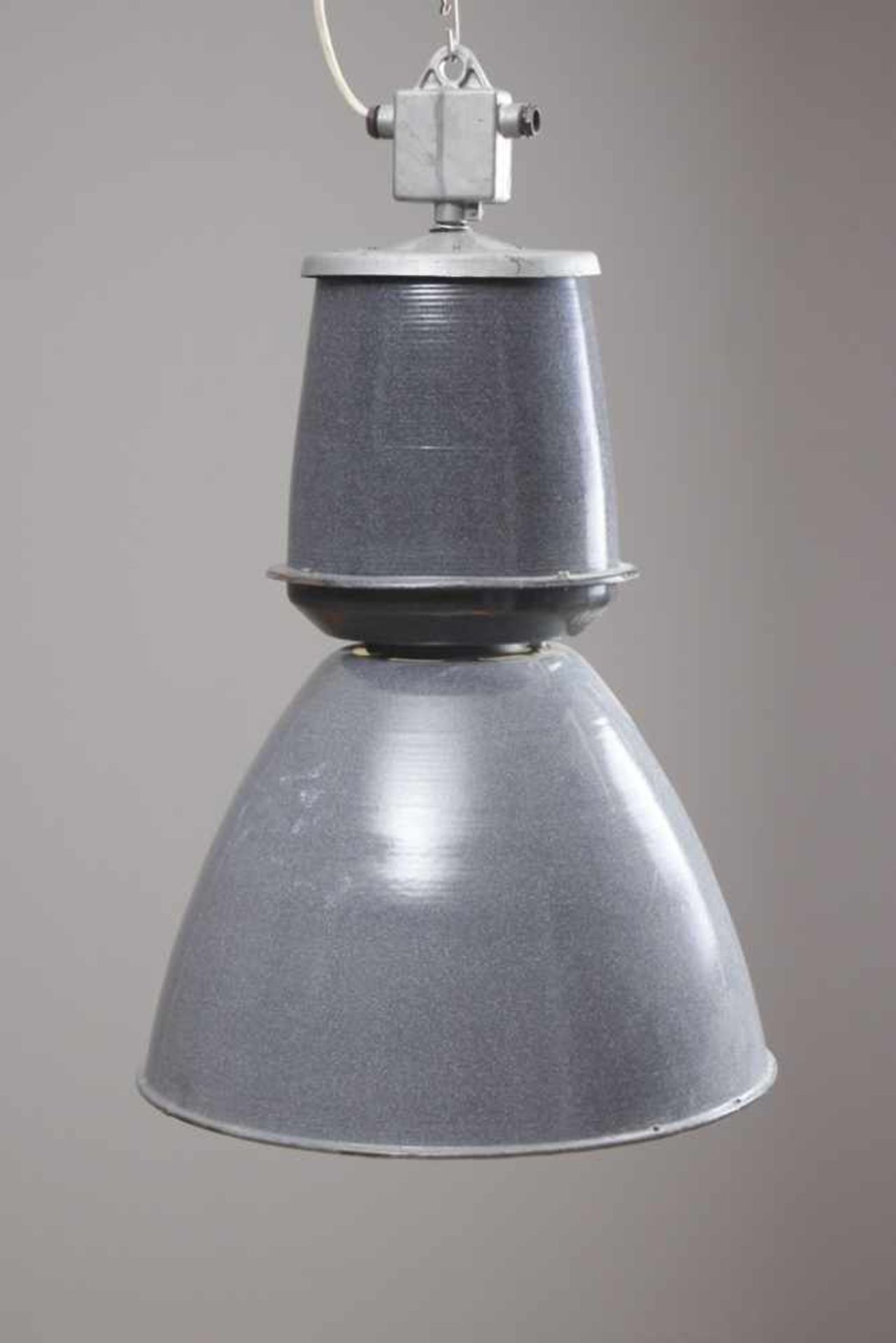 Große Industrie-Lampe Metall, grau pulverbeschichtet, wohl um 1960, auf Plakette bezeichnet ¨Typ