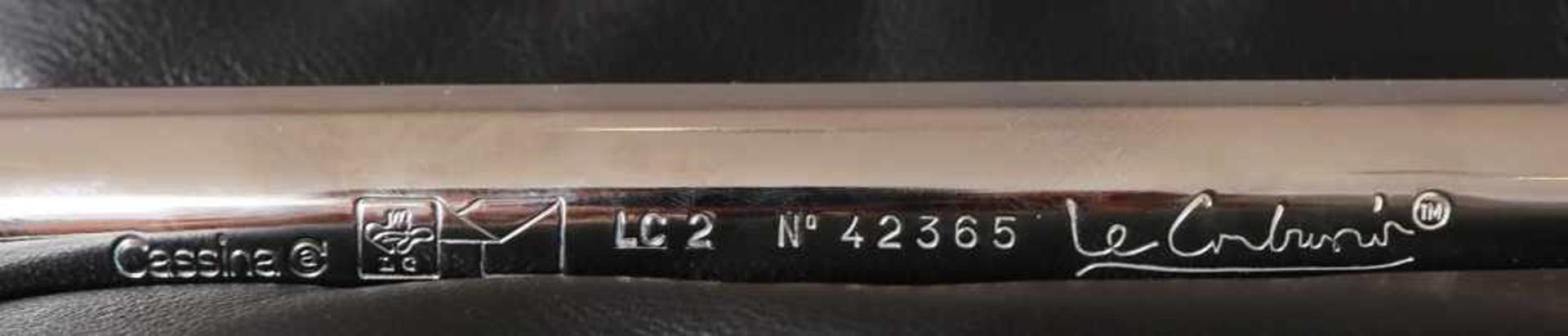 LE CORBUSIER Sessel ¨LC2¨ Ausführung Cassina, verchromtes Stahlrohr, schwarzes Leder, guter Zustand, - Bild 2 aus 2