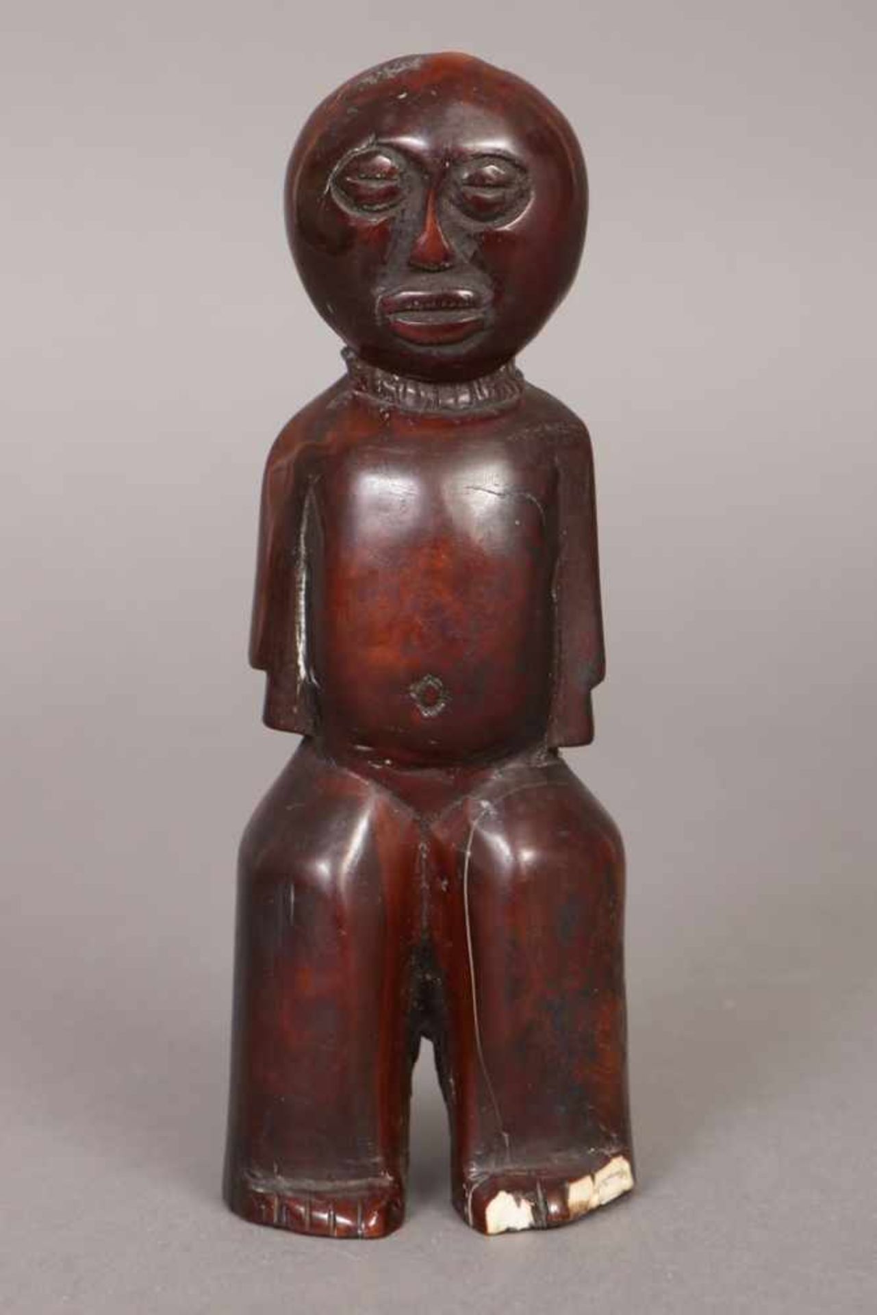 Afrikanische Ritualfigur Elfenbein, dunkel patiniert, Westafrika, wohl 1. Hälfte 20. Jhdt., stehende
