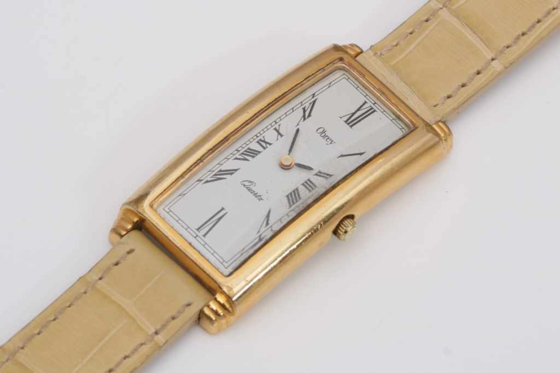 OBREY (Paris) Armbanduhr im Stile des Art Deco vergoldetes, leicht konkaves Gehäuse (ca. 4x2cm) in