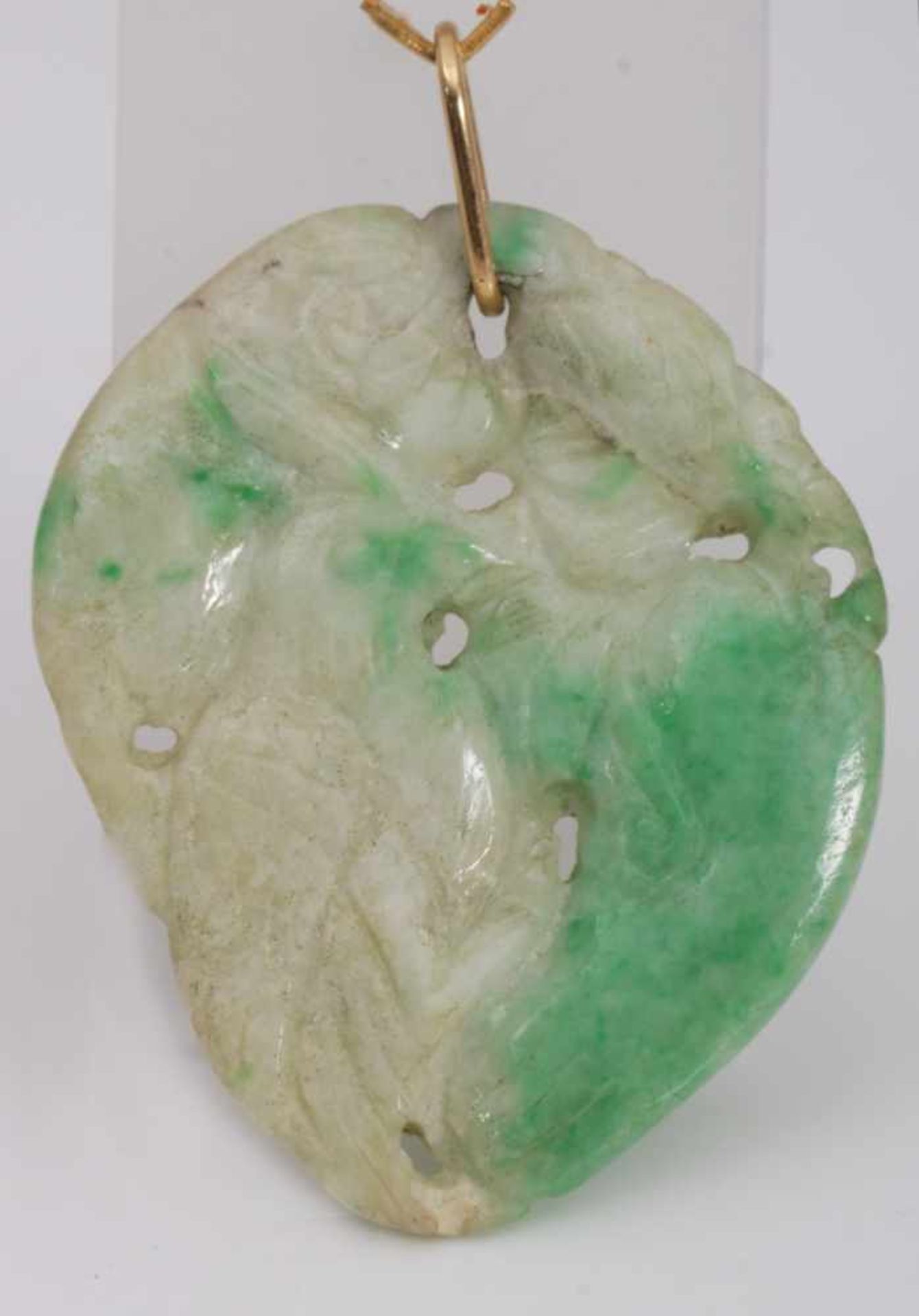 Jade Anhänger hellgrüne und blassgrüne Jade, reliefierte Platte mit Vogeldekor, vergoldete Öse,