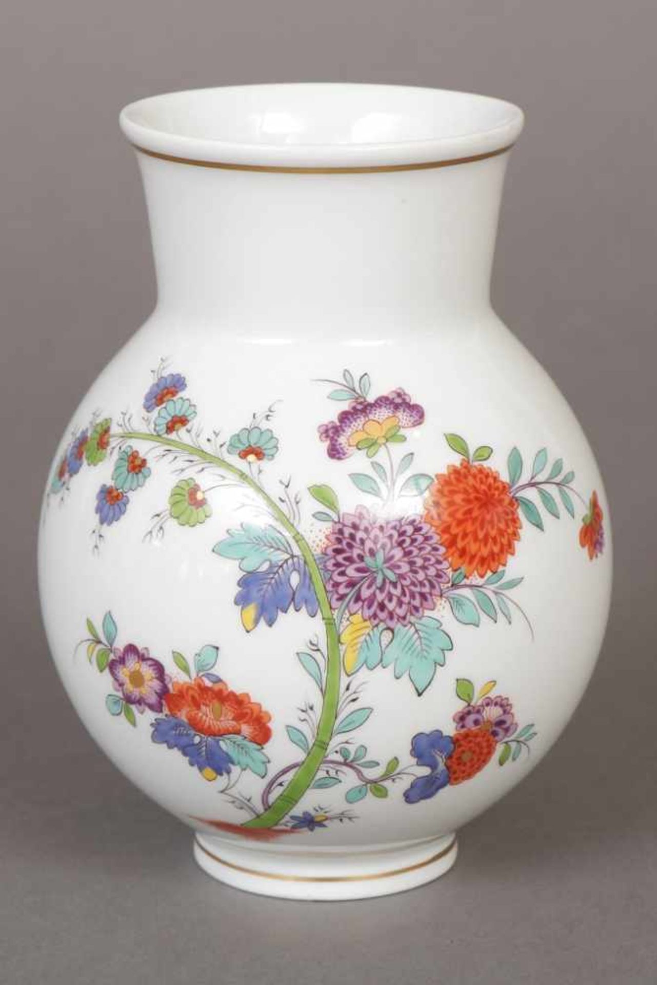 MEISSEN Vase 2. Hälfte 20. Jhdt., kugelförmiger Korpus mit zylindrischem Hals, ¨Kakiemon¨-Dekor