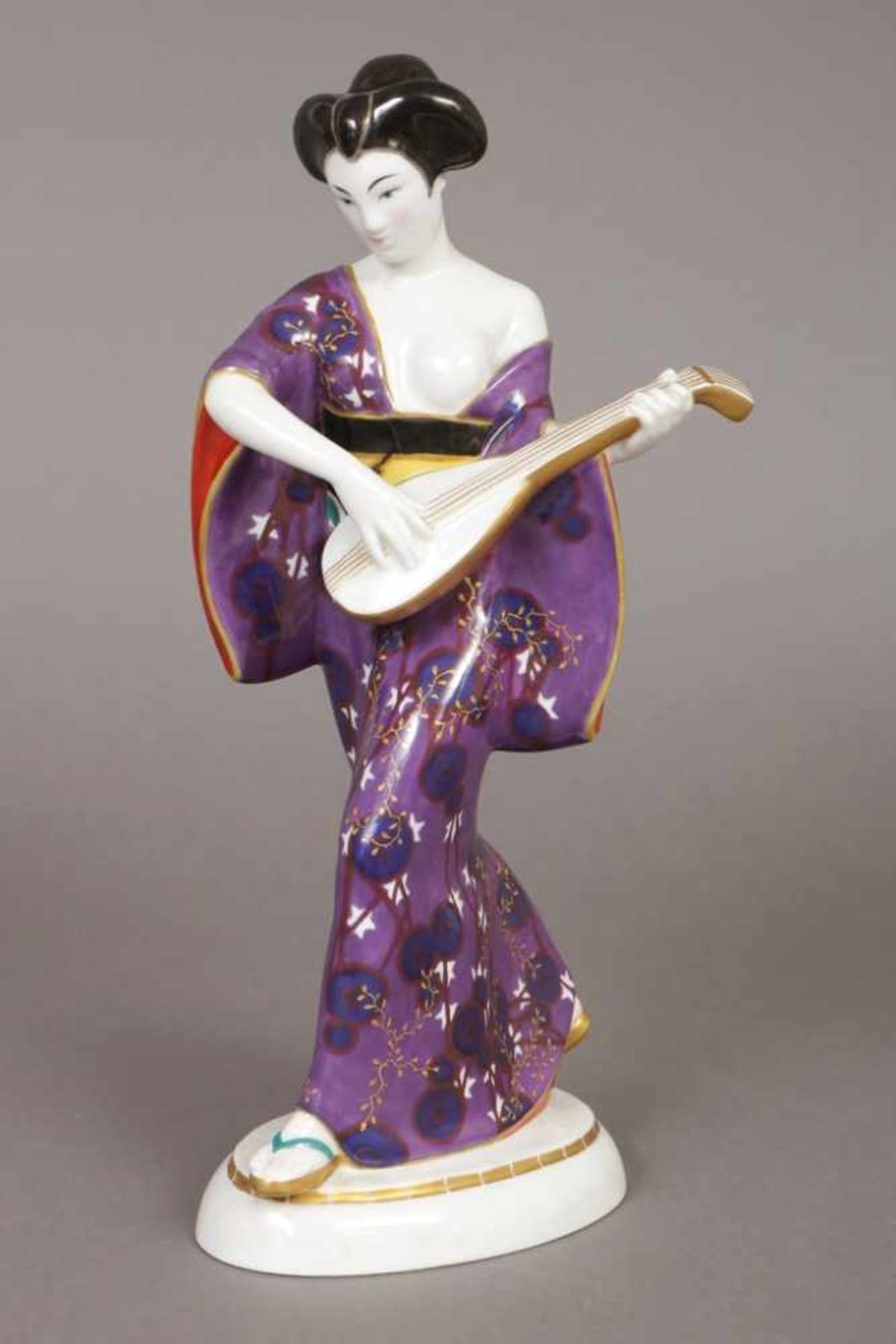 KPM BERLIN Porzellanfigur ¨Japanerin mit Mandoline¨ um 1919, aus dem sogenannten ¨Hochzeitszug¨,