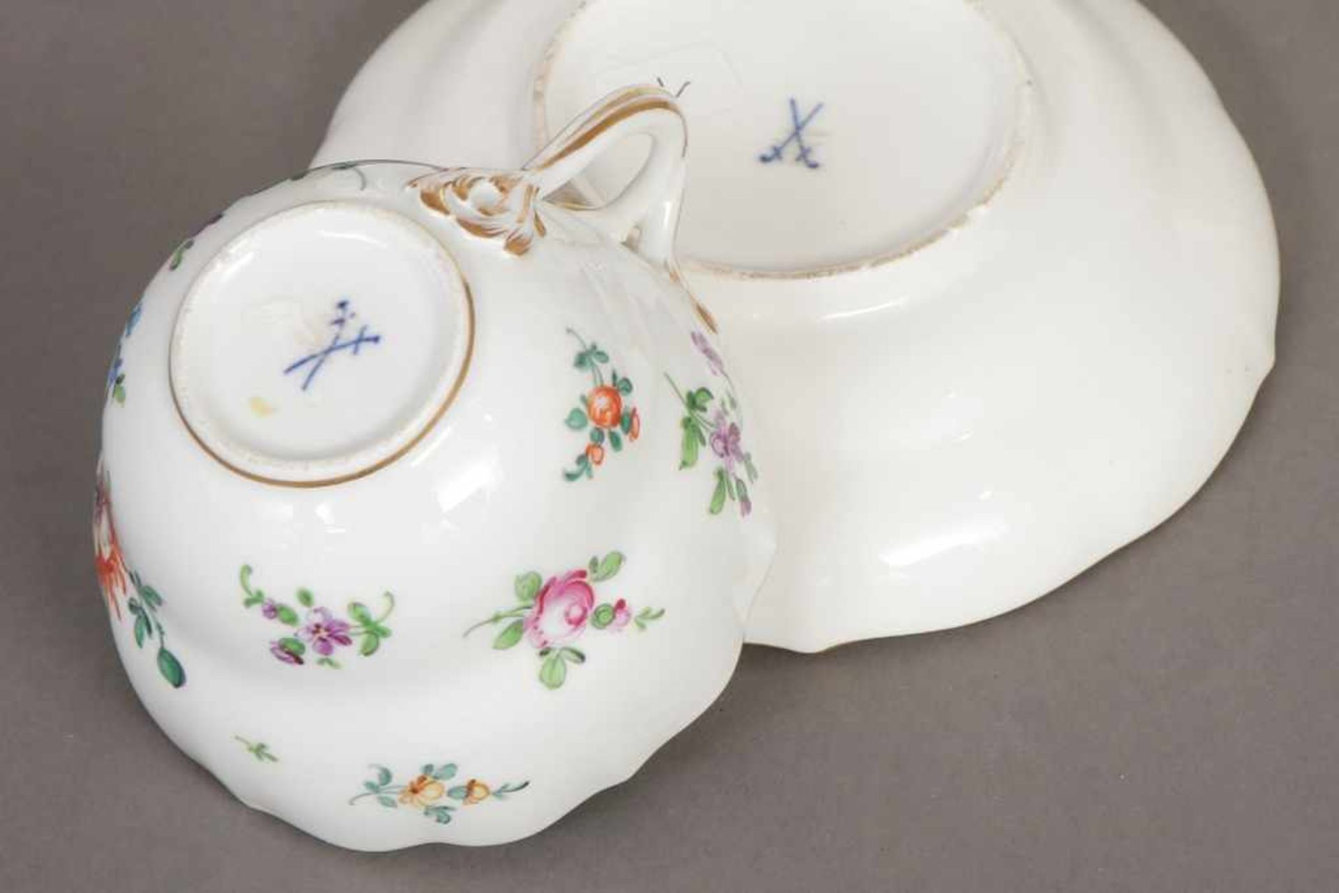 MEISSEN Gedeck um 1900 (Knaufzeit), Form ¨Neuer Ausschnitt¨, bestehend aus Tasse mit Untertasse - Image 2 of 2