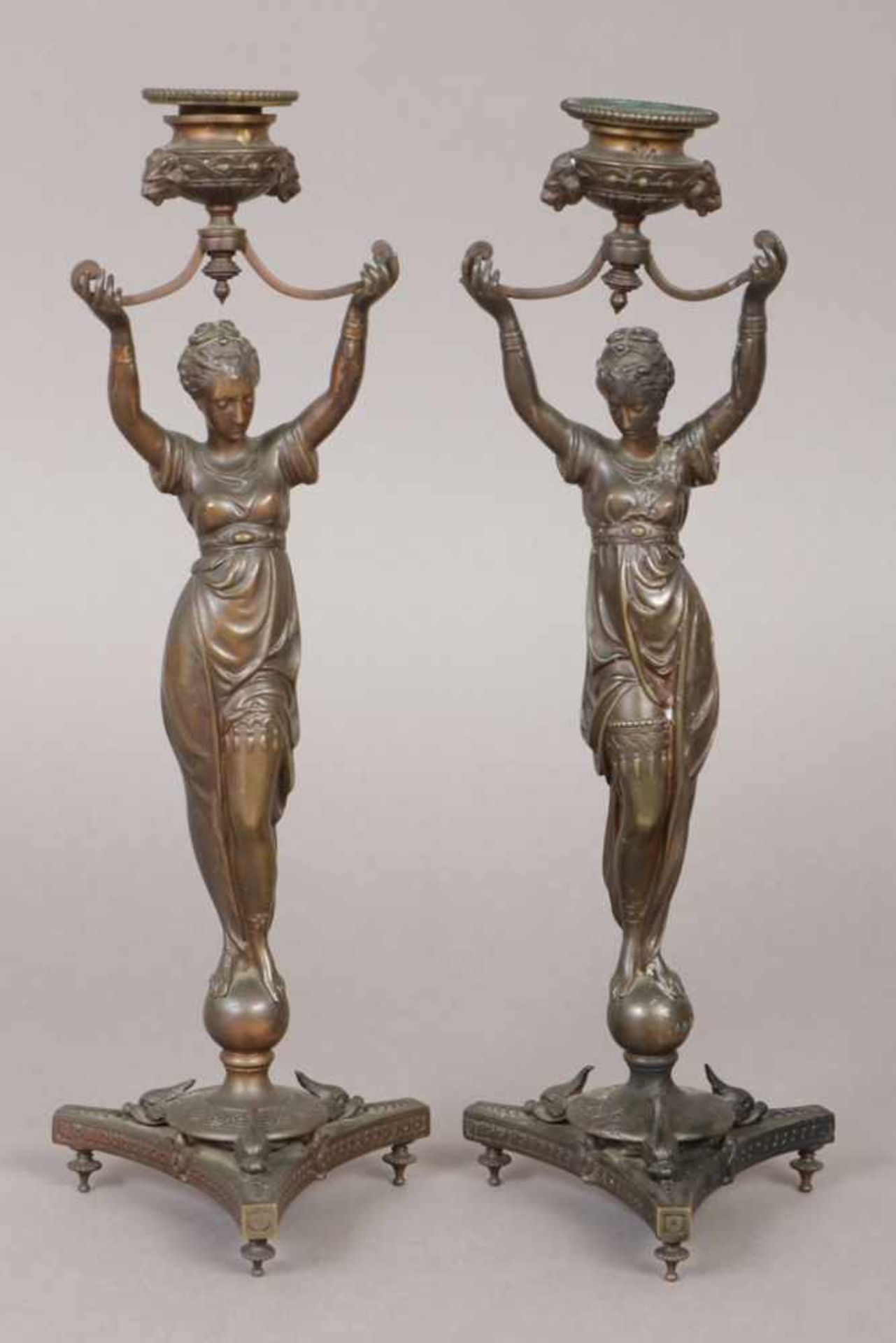 Paar LOUIS KLEY (1833-1911) Kerzenleuchter Bronze, Frankreich, Empire, je 1 weibliche Figur (