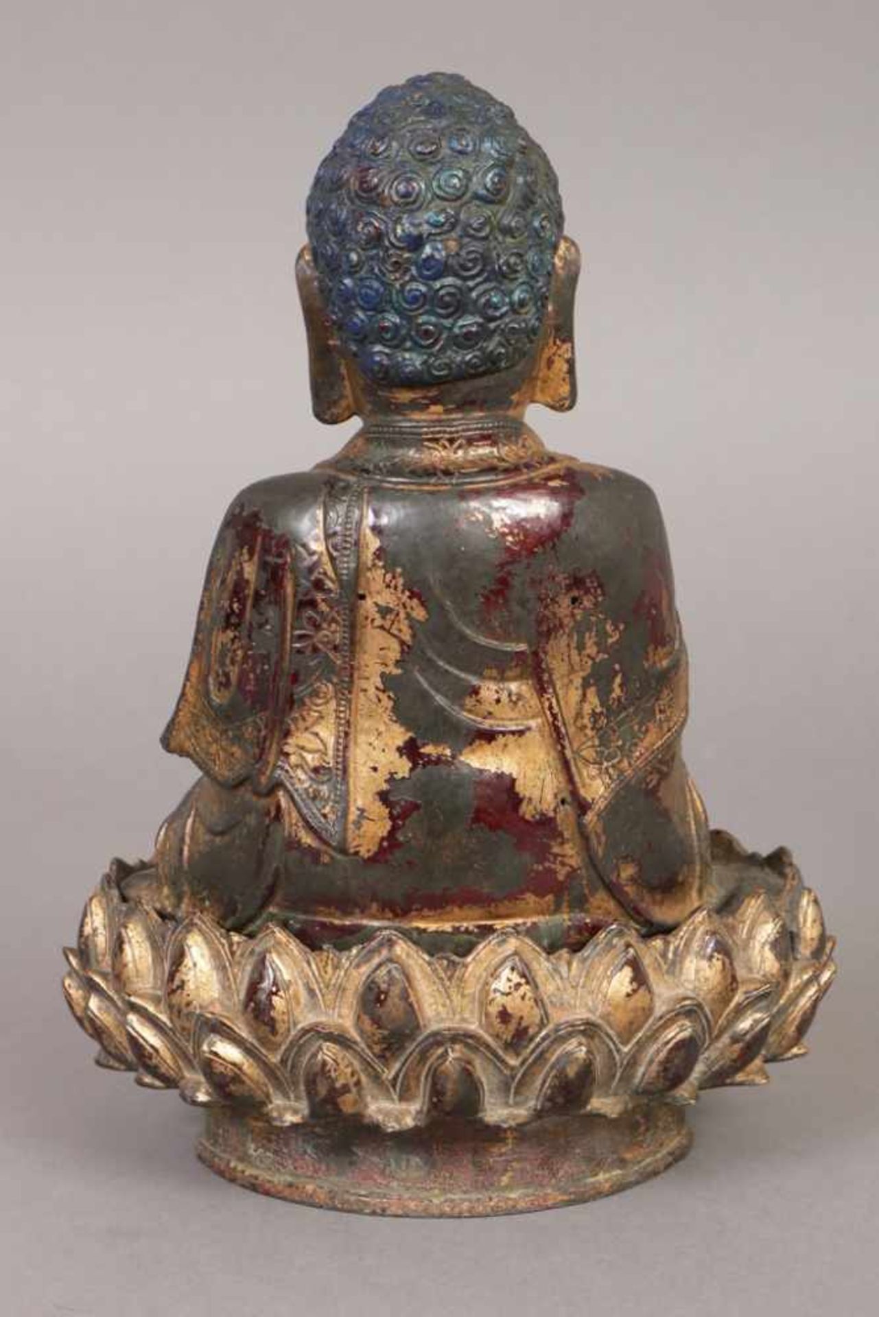Buddha-Figur Bronze, mit Resten alter Vergoldung und roter Farbstaffage, wohl China, Ming- - Image 2 of 2
