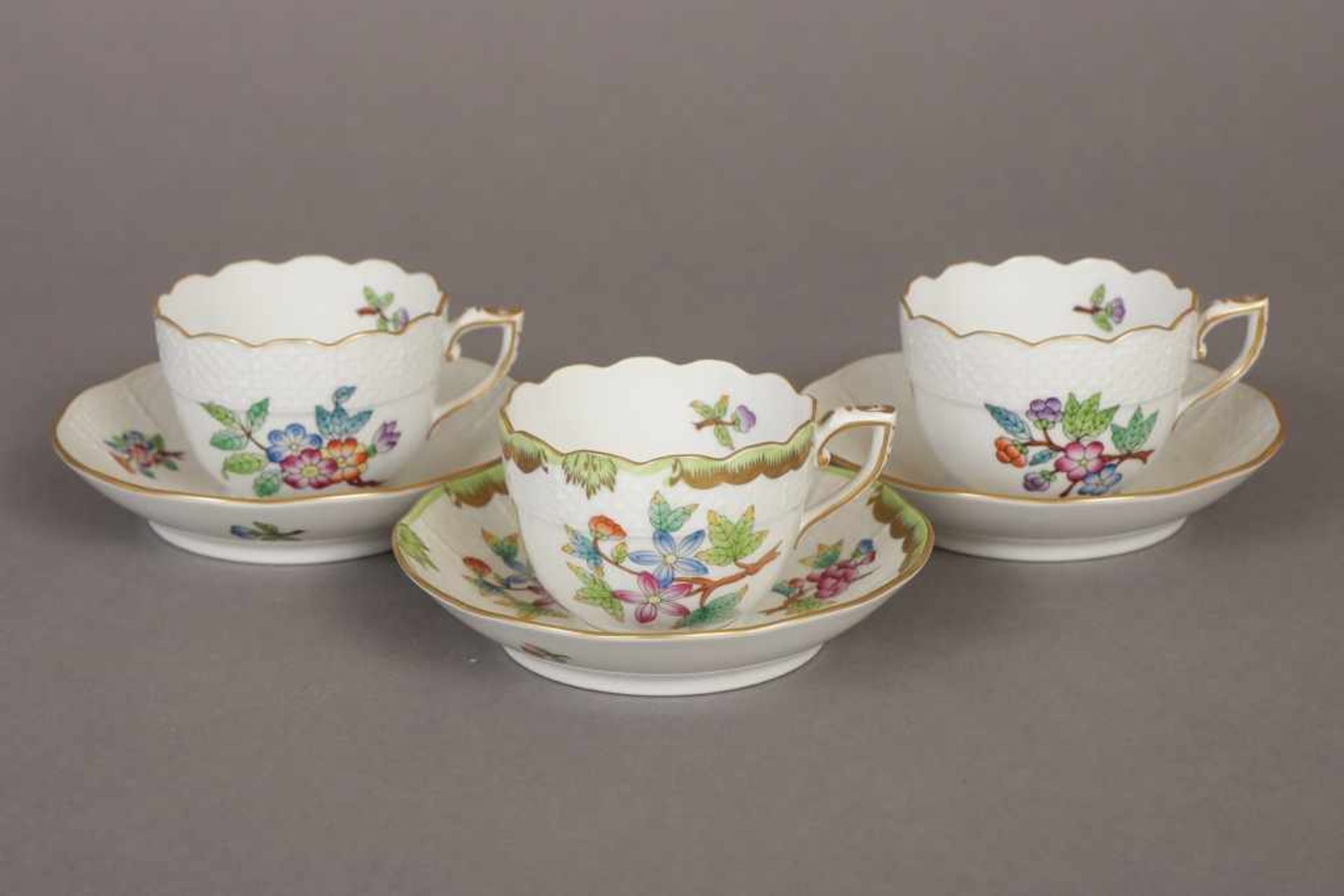 3 HEREND Mokkatassen 20. Jhdt., polychromes Floral- und Schmetterlingsdekor ¨Viktoria¨, Goldrand,