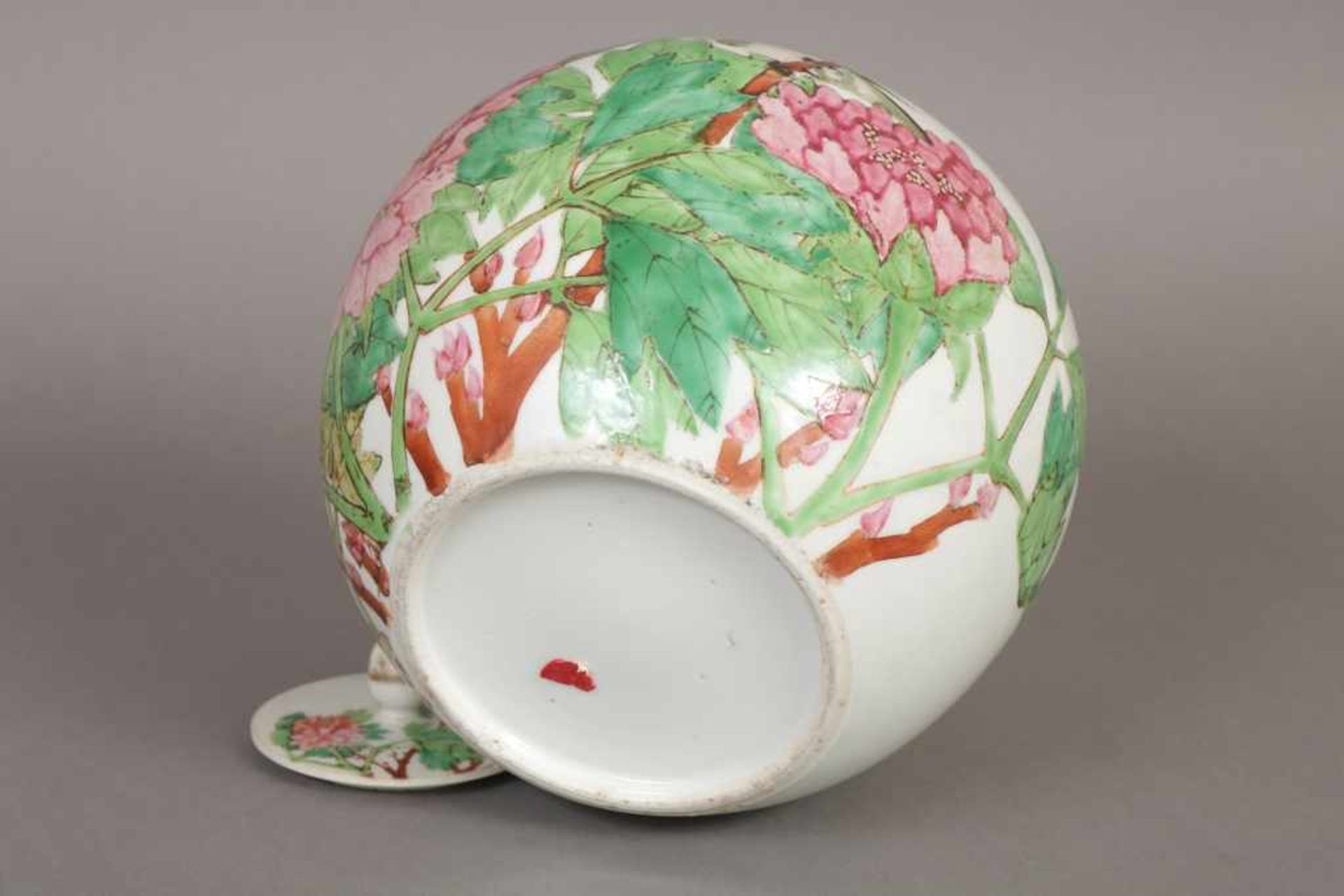 Chinesisches Vorratsgefäß Porzellan, runde Form, polychromes Floral- und Vogeldekor, aufgesteckter - Bild 2 aus 2