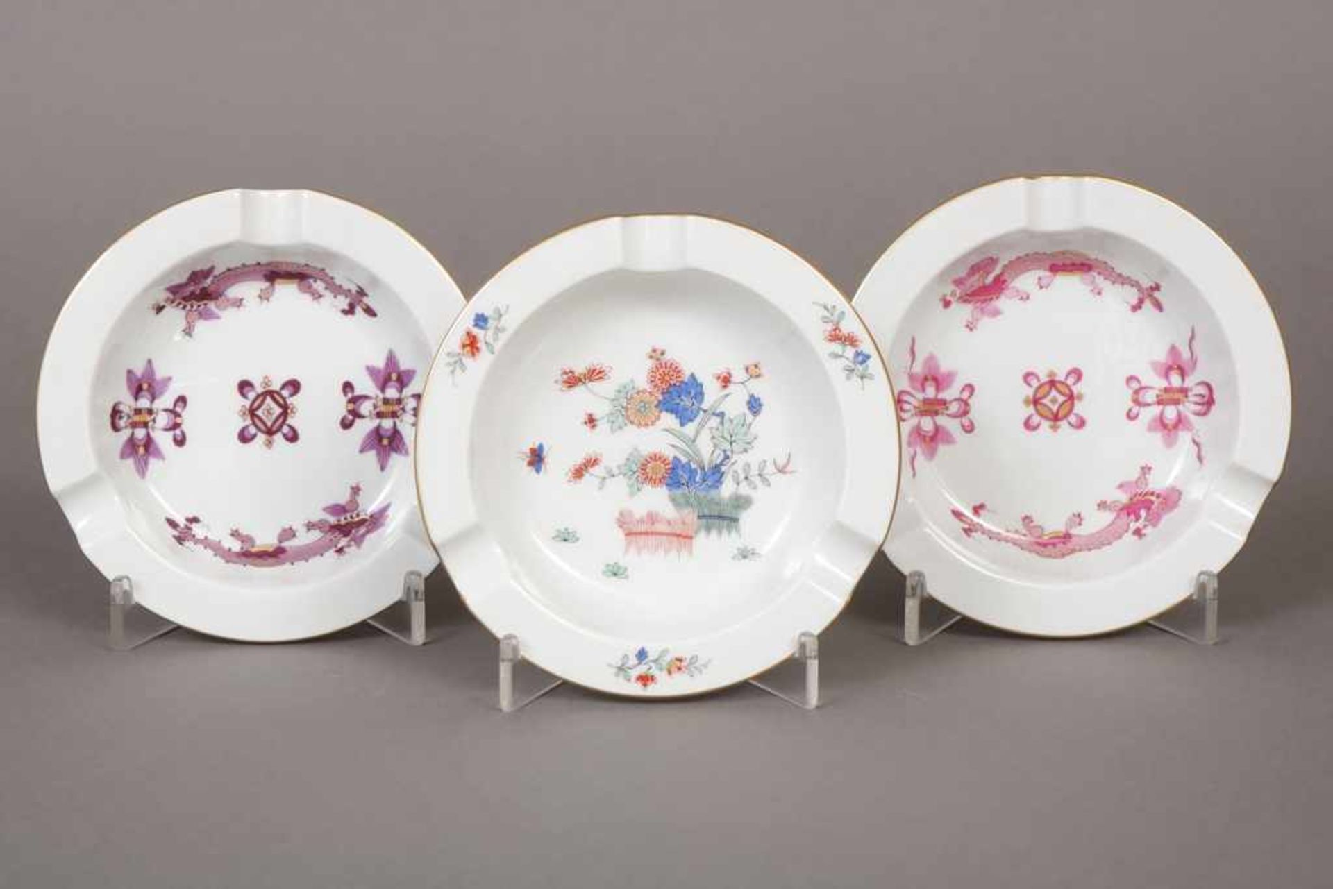 3 MEISSEN Aschenbecher 2. Hälfte 20. Jhdt., runde Schalen mit 3 Zigarettenmulden, ¨Kakiemon¨-Dekor