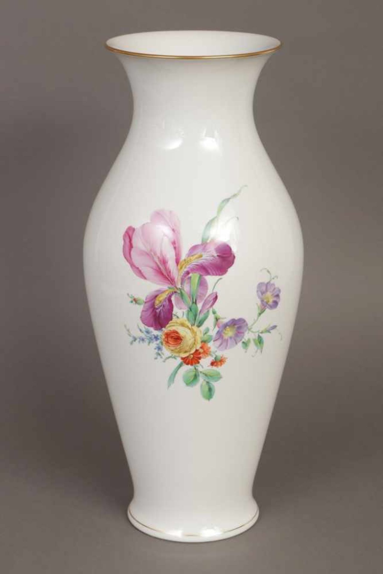 KPM BERLIN Vase 20. Jhdt., balusterförmiger Korpus, polychrome Blumenmalerei, Goldrand, Zepter-