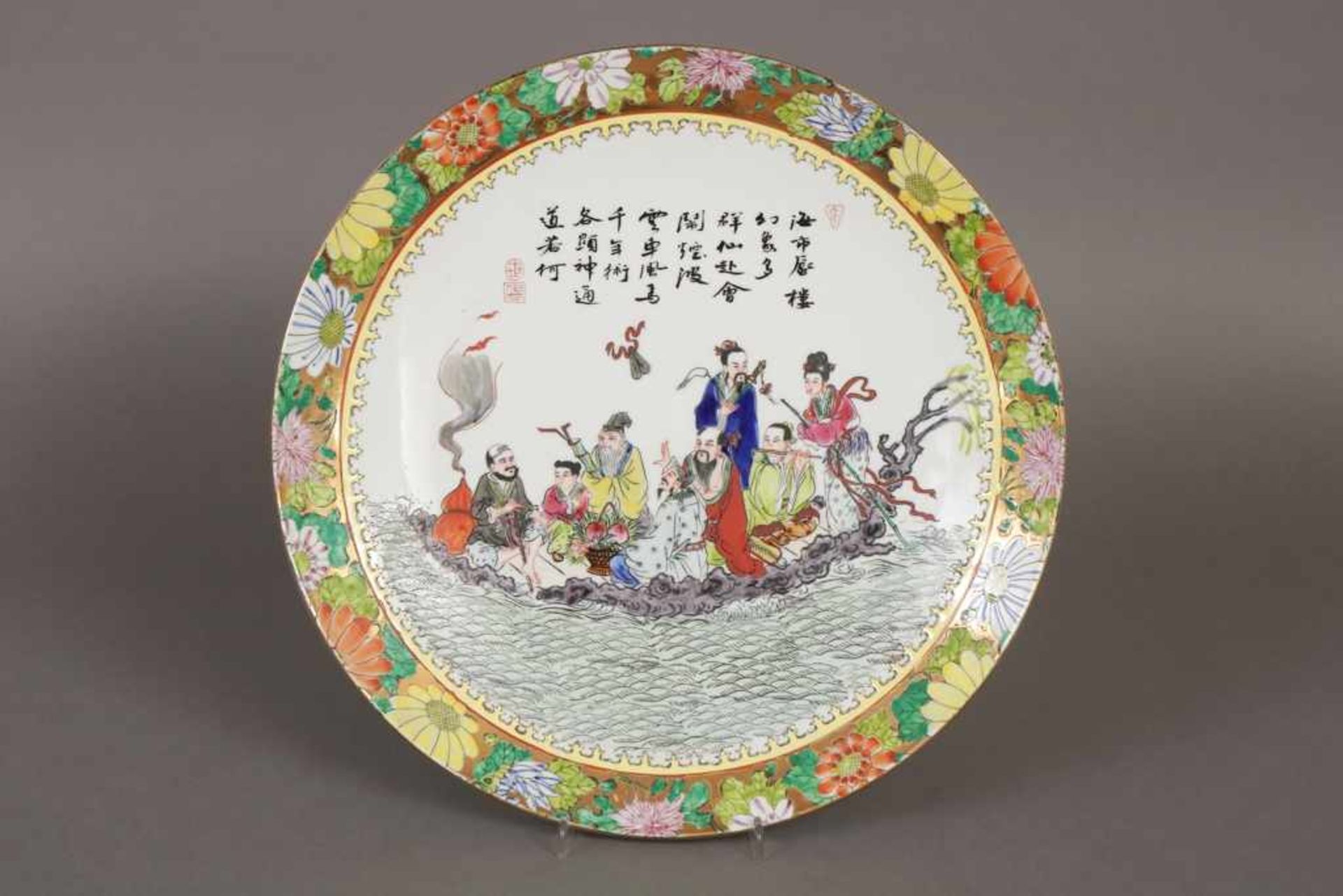 Chinesischer Porzellanteller Spiegel mit mythologischer Darstellung ¨Floßfahrt¨, Goldstaffage, Fahne