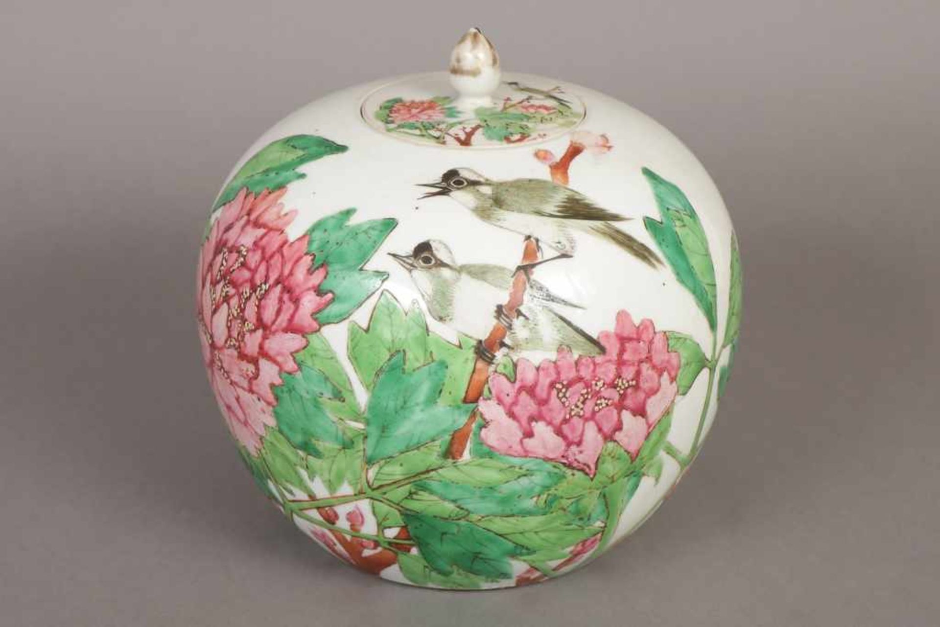 Chinesisches Vorratsgefäß Porzellan, runde Form, polychromes Floral- und Vogeldekor, aufgesteckter
