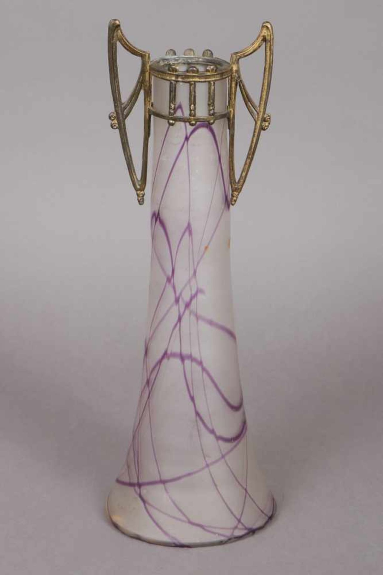 Jugendstil Vase wohl Kralik, Böhmen, um 1900, hoher Milchglaskorpus mit violetten