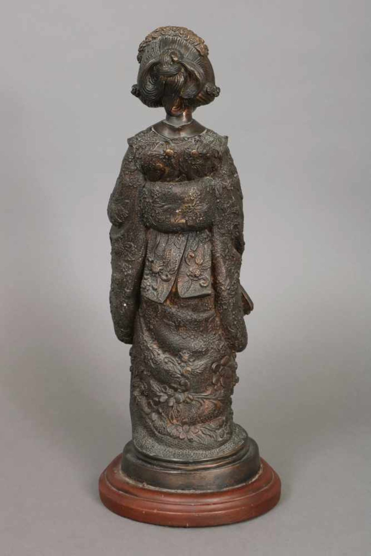 Asiatische Bronzefigur ¨Geisha¨ dunkel patiniert, stehende Darstellung mit langem Gewand und Fächer, - Bild 2 aus 2