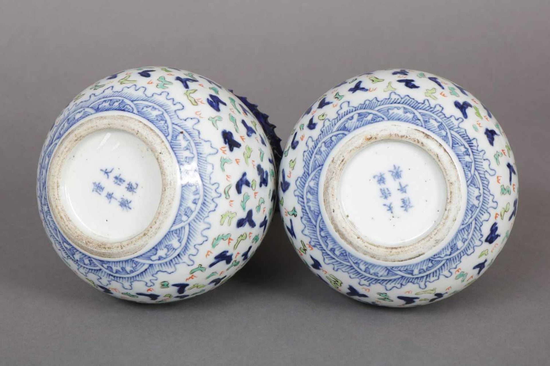 Paar chinesische Balustervasen mit Drachendekor Porzellan, Ching-Dynastie, Wandung umlaufend mit - Bild 3 aus 3