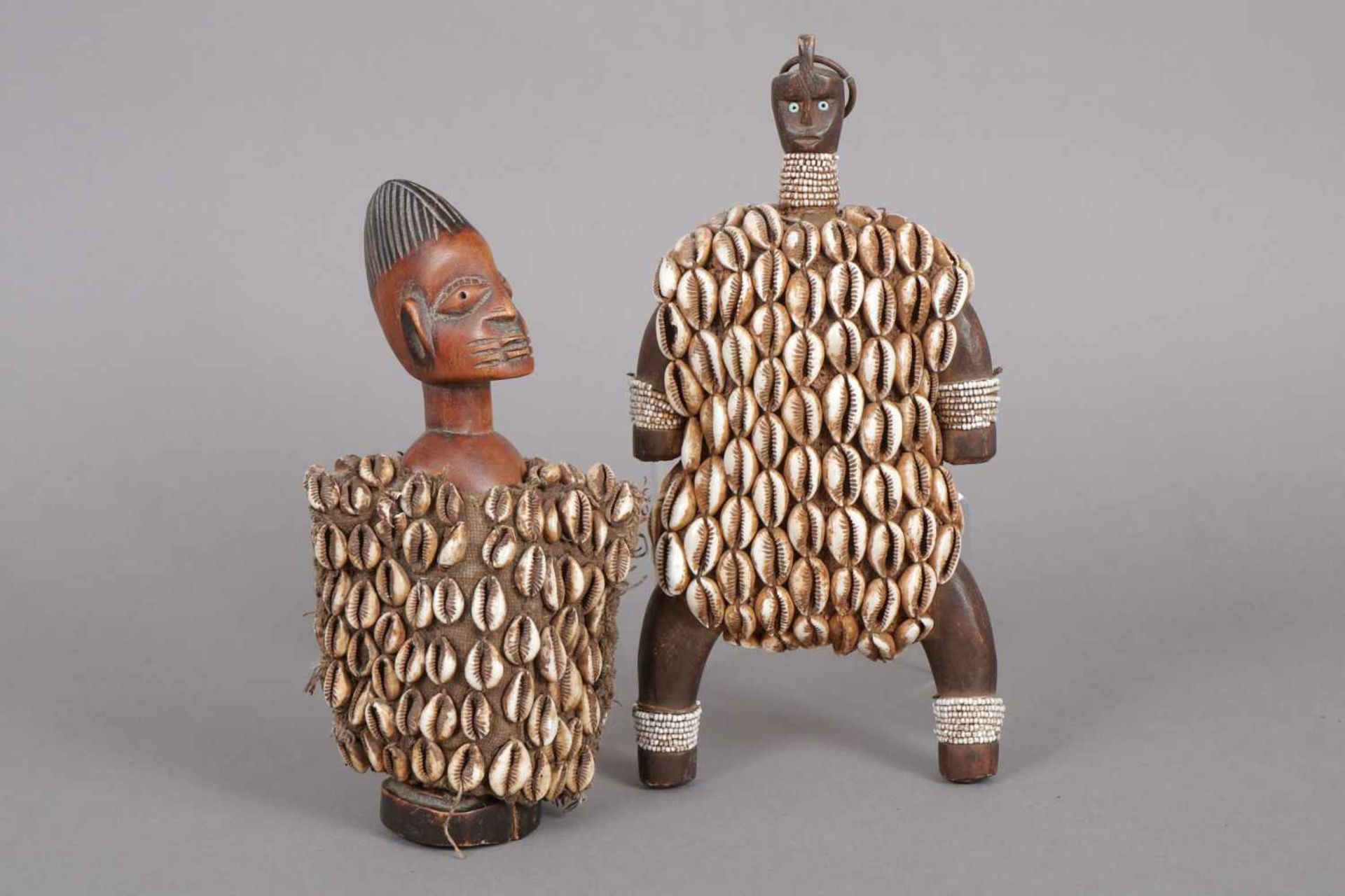 Paar afrikanische Ritualfiguren wohl Yoruba (Nigeria), Holz, mit Bead- und Schneckenbesatz, H ca.