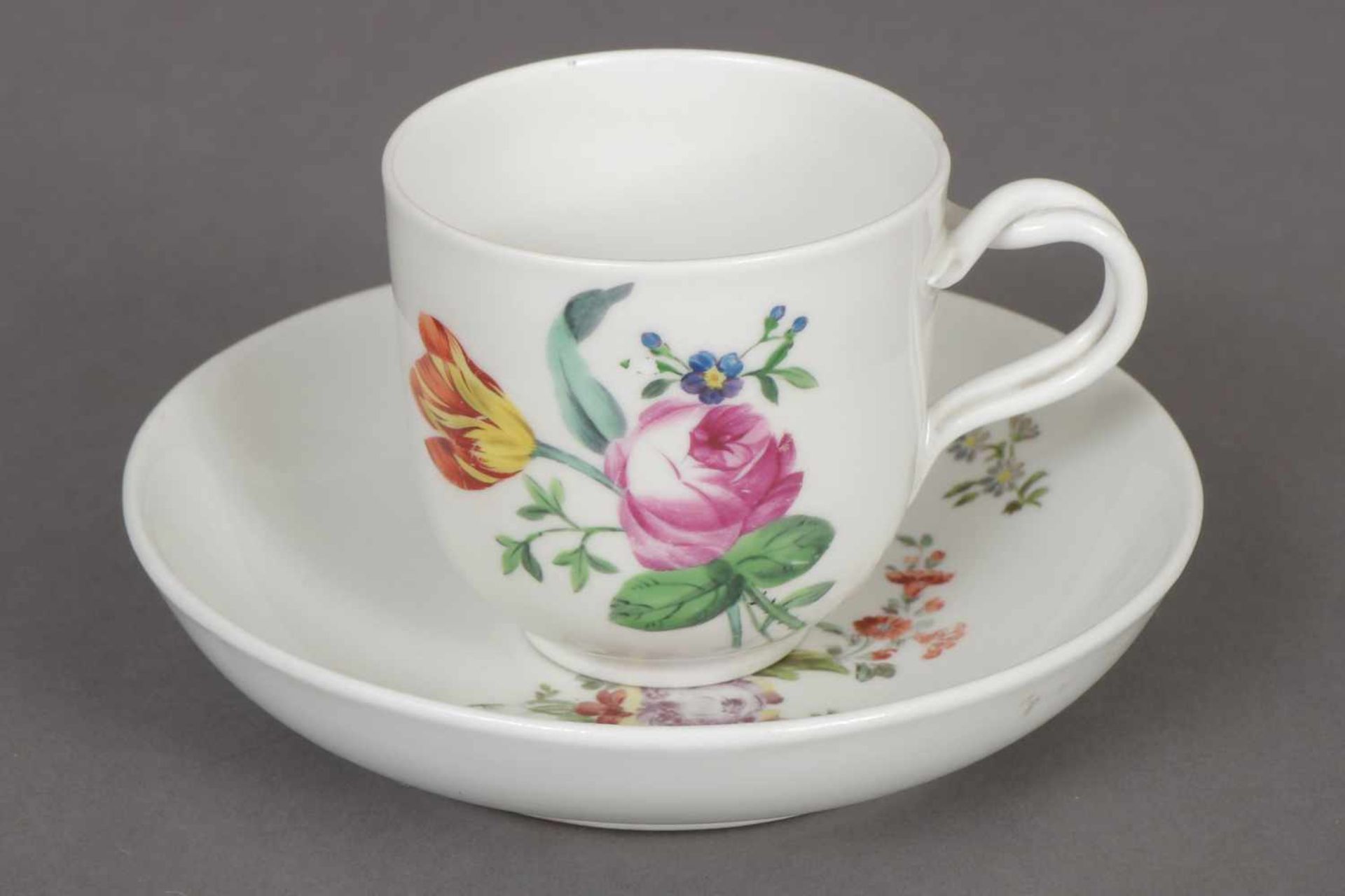 Wohl WIEN Tasse mit Untertasse um 1800, astförmiger Griff, polychrome Blumenmalerei,