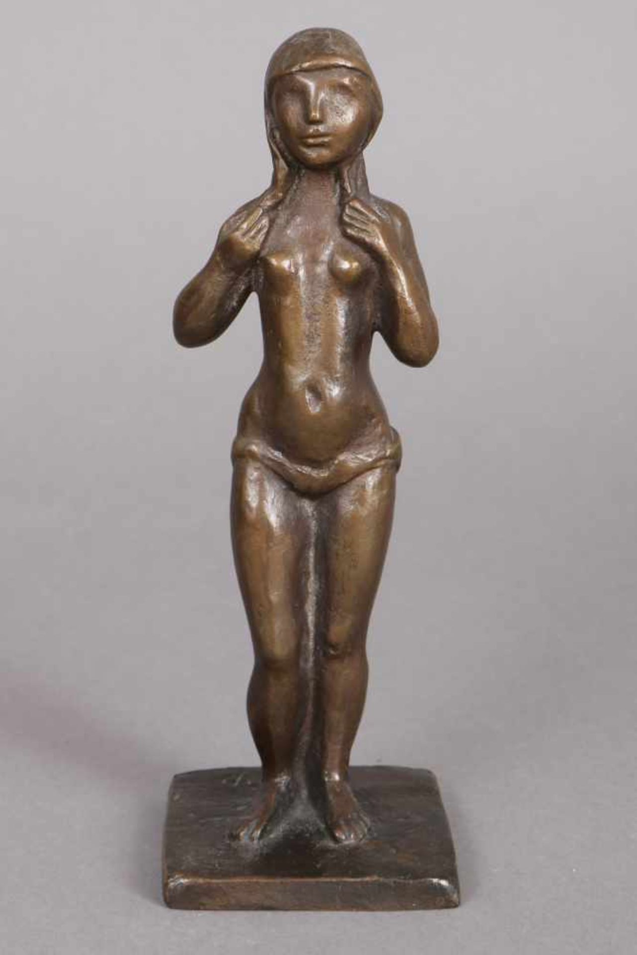 MARIA PIRWITZ (1926-1984) Bronzefigur ¨Stehender weiblicher Akt¨ (1978) auf eckiger Plinthe,