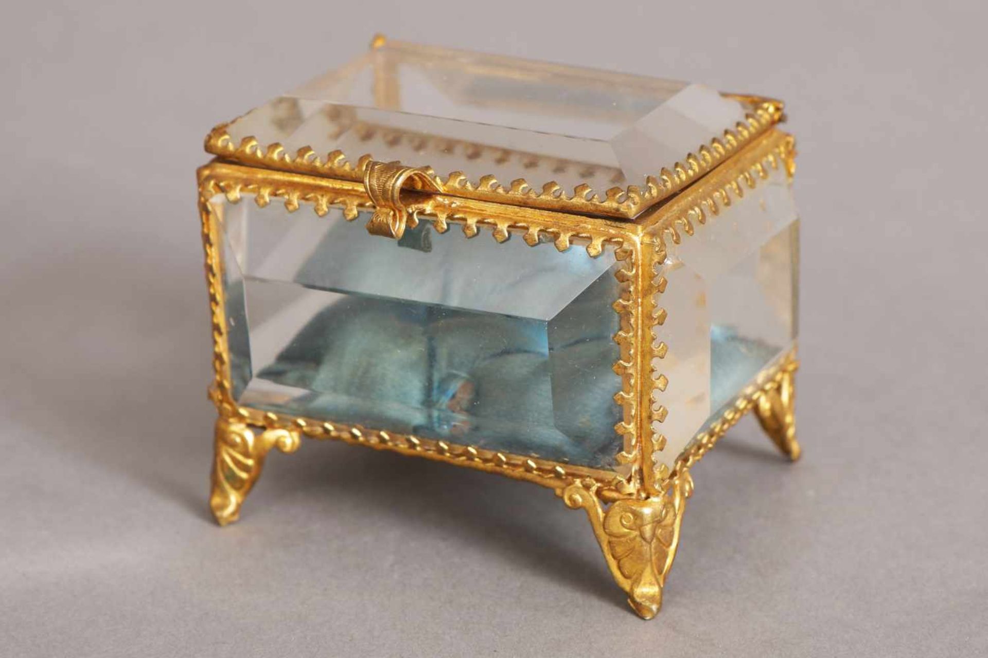 Biedermeier Kristallschatulle farbloses, facettiertes Glas und vergoldete Blechmontur, 6,5x7,5x6,