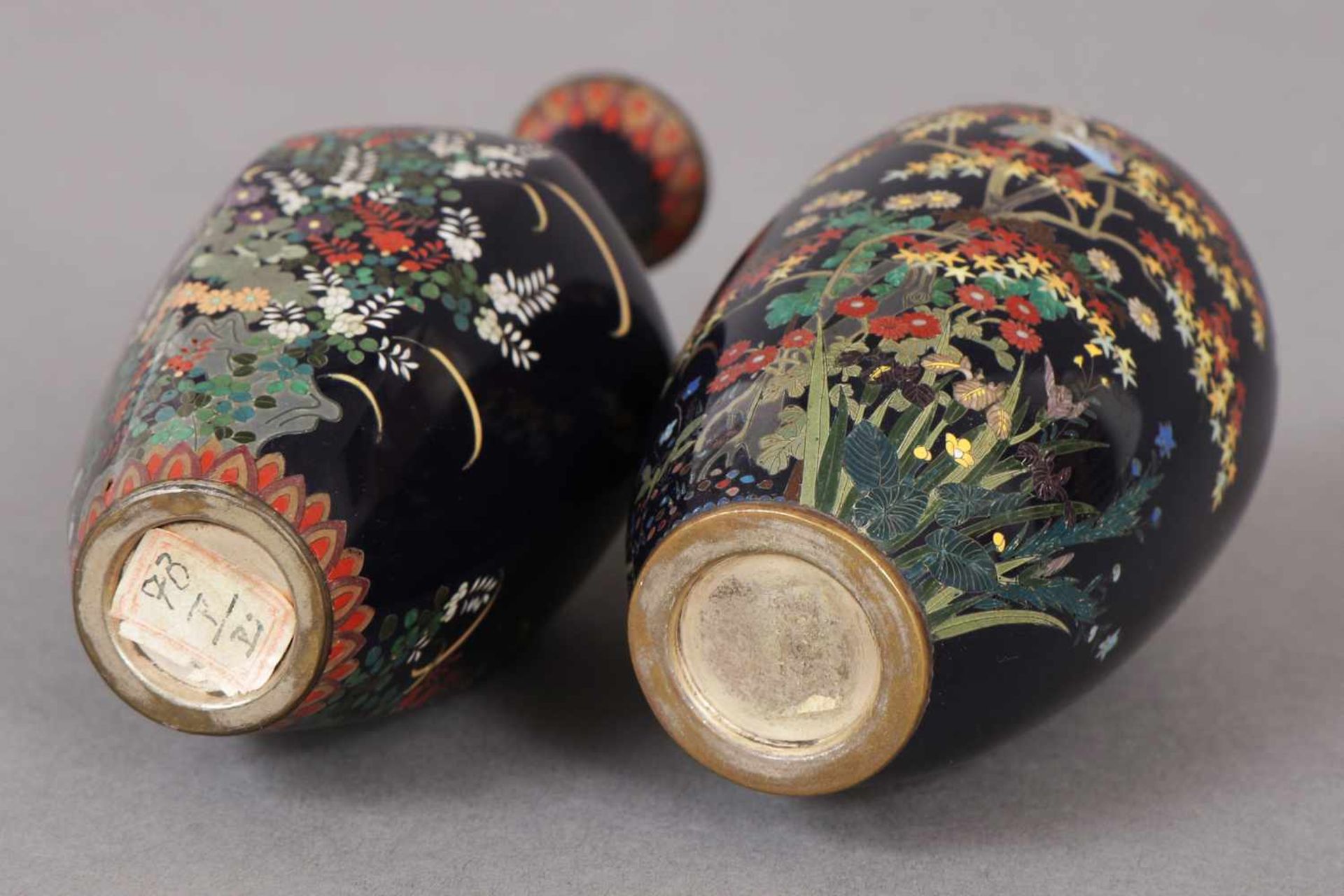 Zwei Cloisonné-Vasen um 1900, 1x ovoider Korpus, 1x Balusterform, feine Floraldekore mit Vögeln, - Bild 2 aus 2