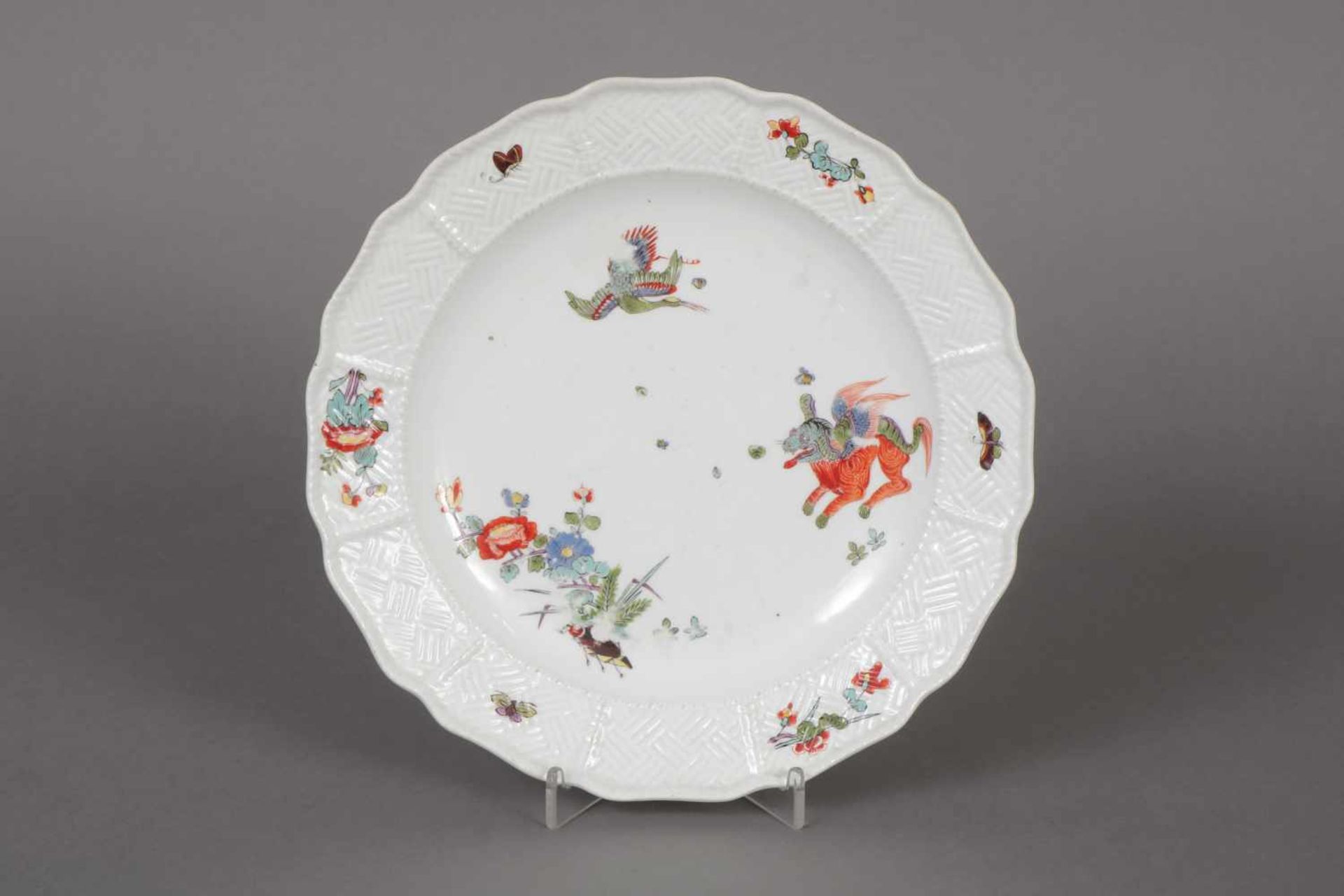 MEISSEN Teller um 1750, Fahne mit Reliefdekor, polychromes ¨Kakiemon¨-Dekor mit Drachen und