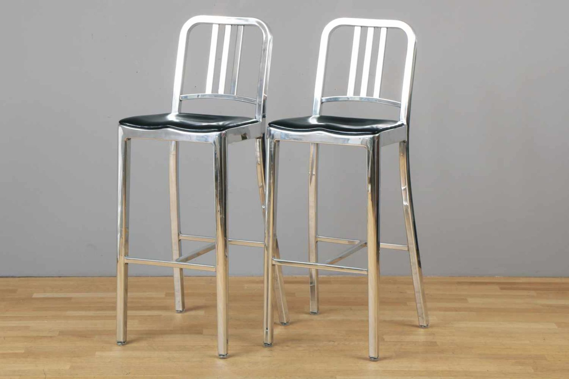 Paar EMECO (USA) Barstühle ¨Navy Bar Stool¨ verchromtes Aluminium, gemuldete, schwarz belederte