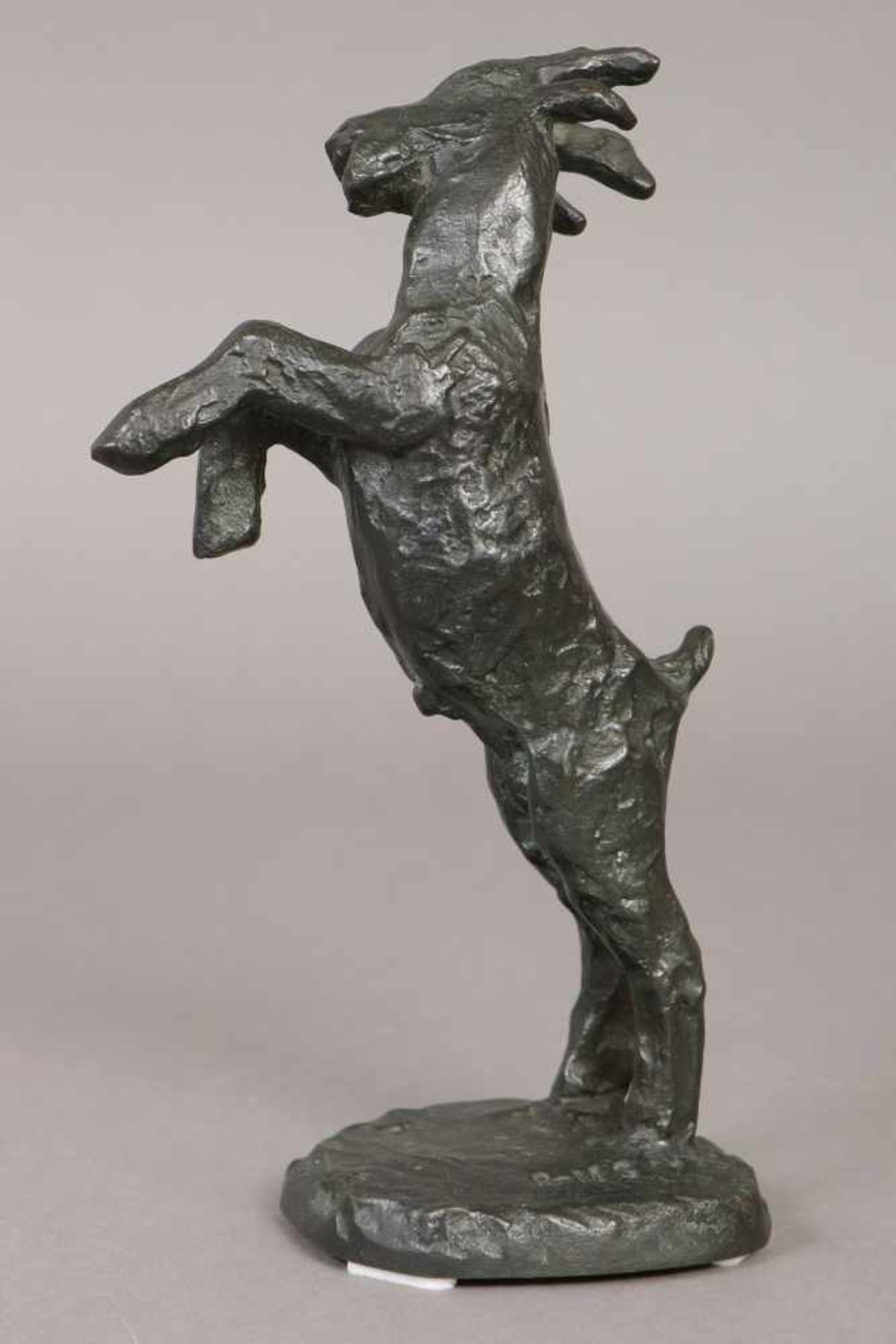 ROSE-MARIA STILLER (1920-1993) Bronzefigur ¨Steigender Ziegenbock¨ dunkel patiniert, auf Stand - Bild 2 aus 3