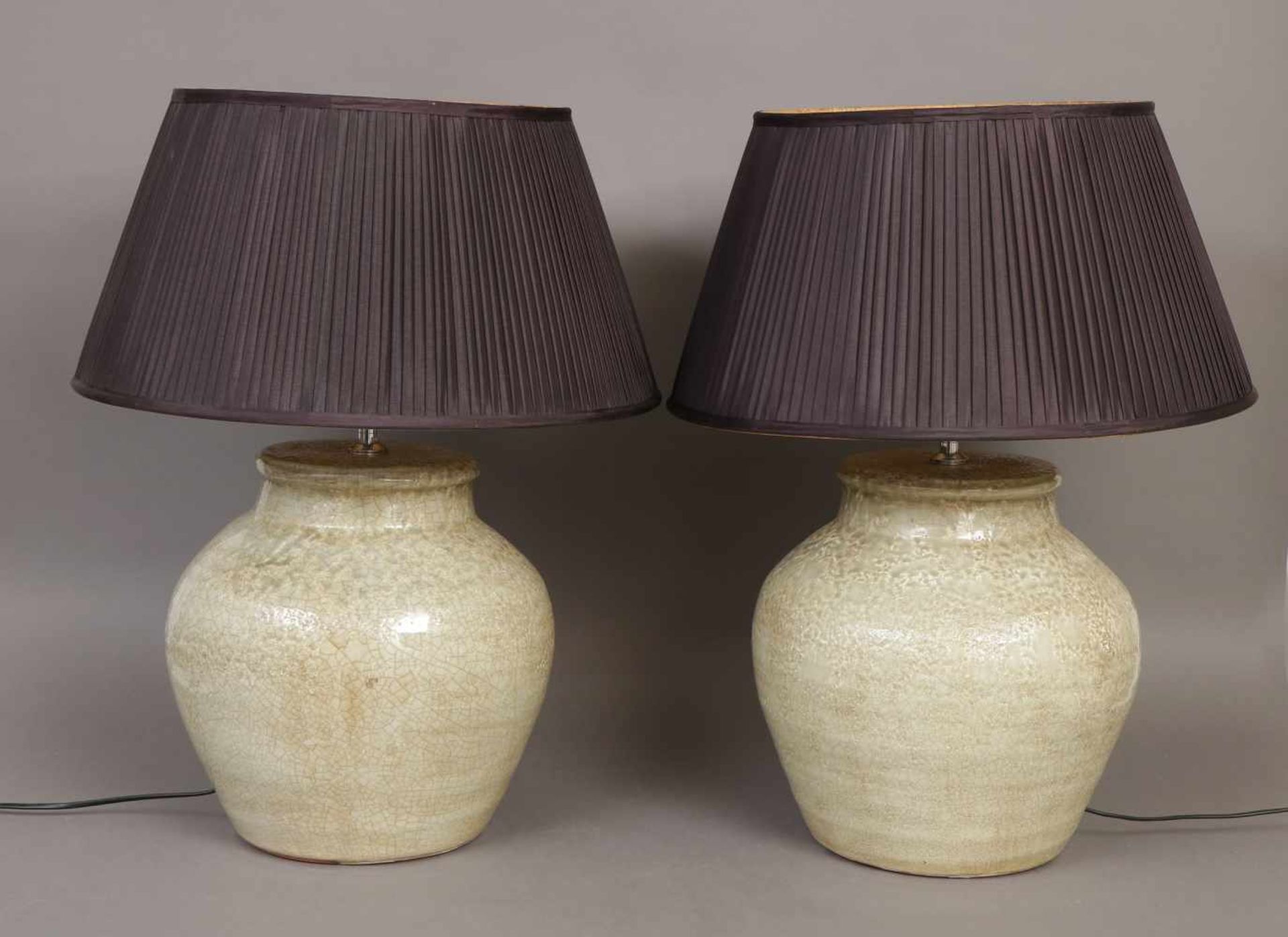 Paar Tischlampen Füße in Form keramischer Amphorengefäße, seladongrün glasiert, 1-flammig