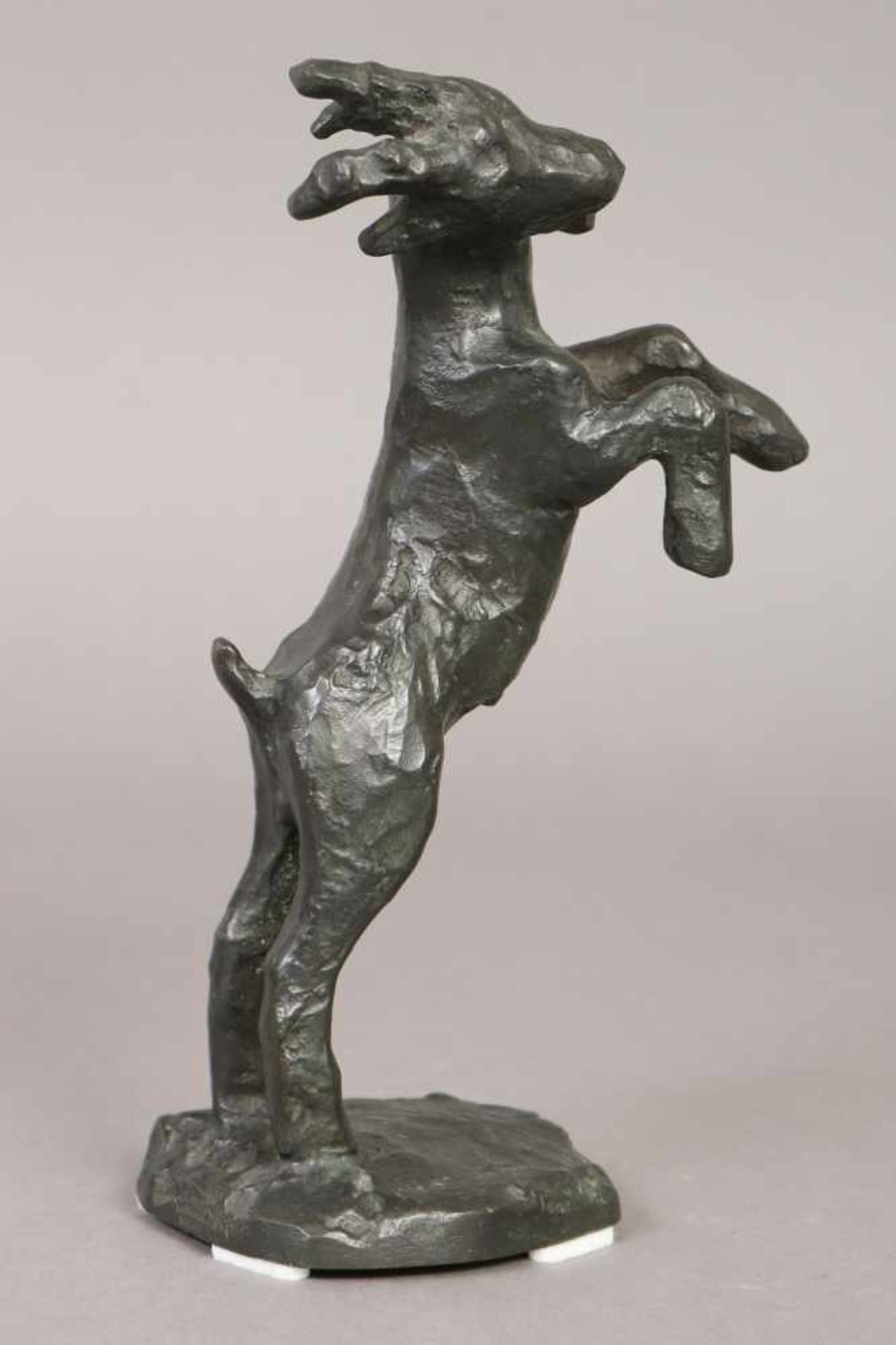 ROSE-MARIA STILLER (1920-1993) Bronzefigur ¨Steigender Ziegenbock¨ dunkel patiniert, auf Stand