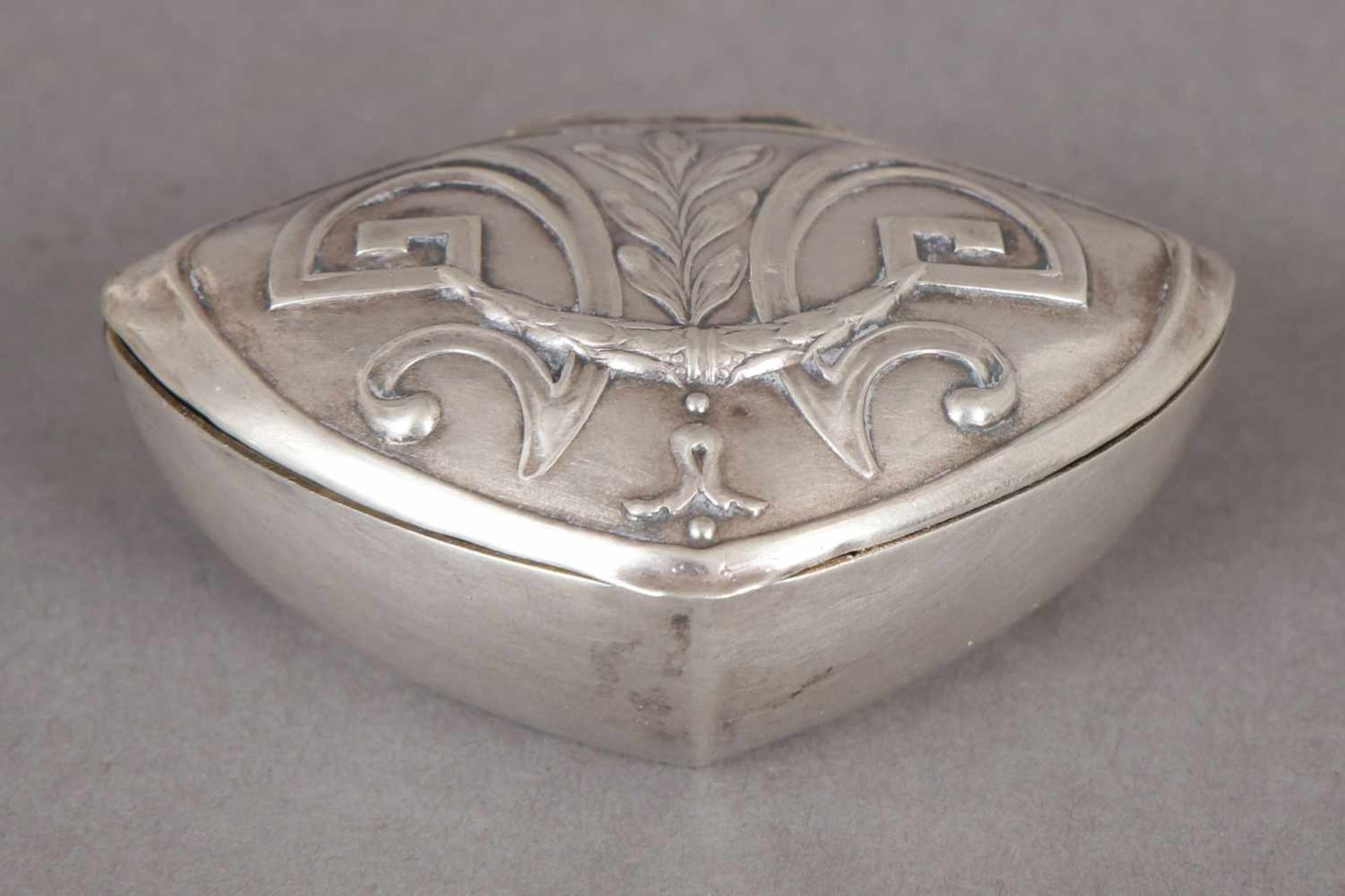 Jugendstil Pillendöschen Silber, elliptische/gekantete Form, Trageöse, Scharnierdeckel mit