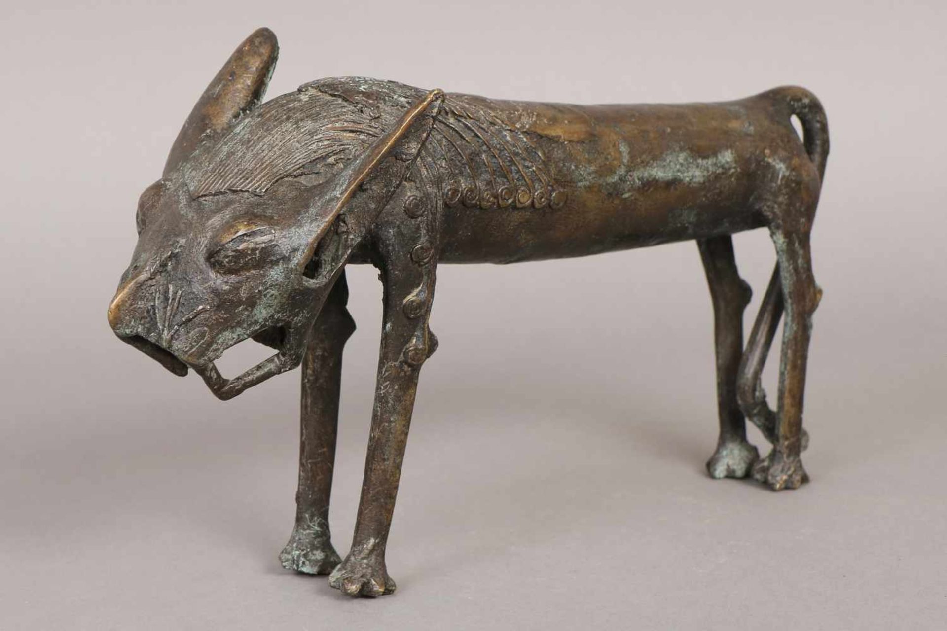 Afrikanische Bronzefigur ¨Katzenhaftes Fabelwesen¨ Benin (Westafrika), H ca. 20,5cm, L ca. 35cm