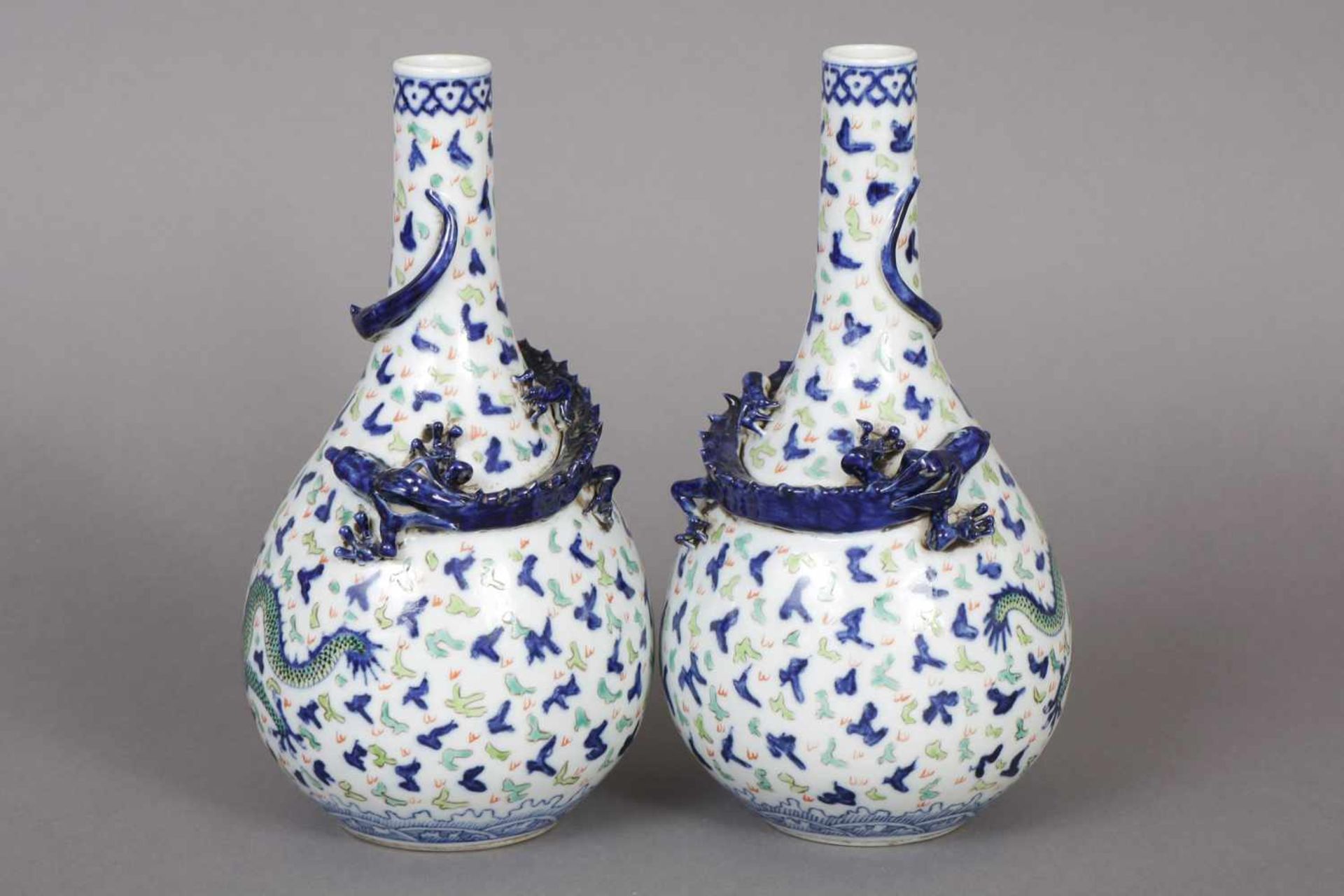 Paar chinesische Balustervasen mit Drachendekor Porzellan, Ching-Dynastie, Wandung umlaufend mit - Bild 2 aus 3