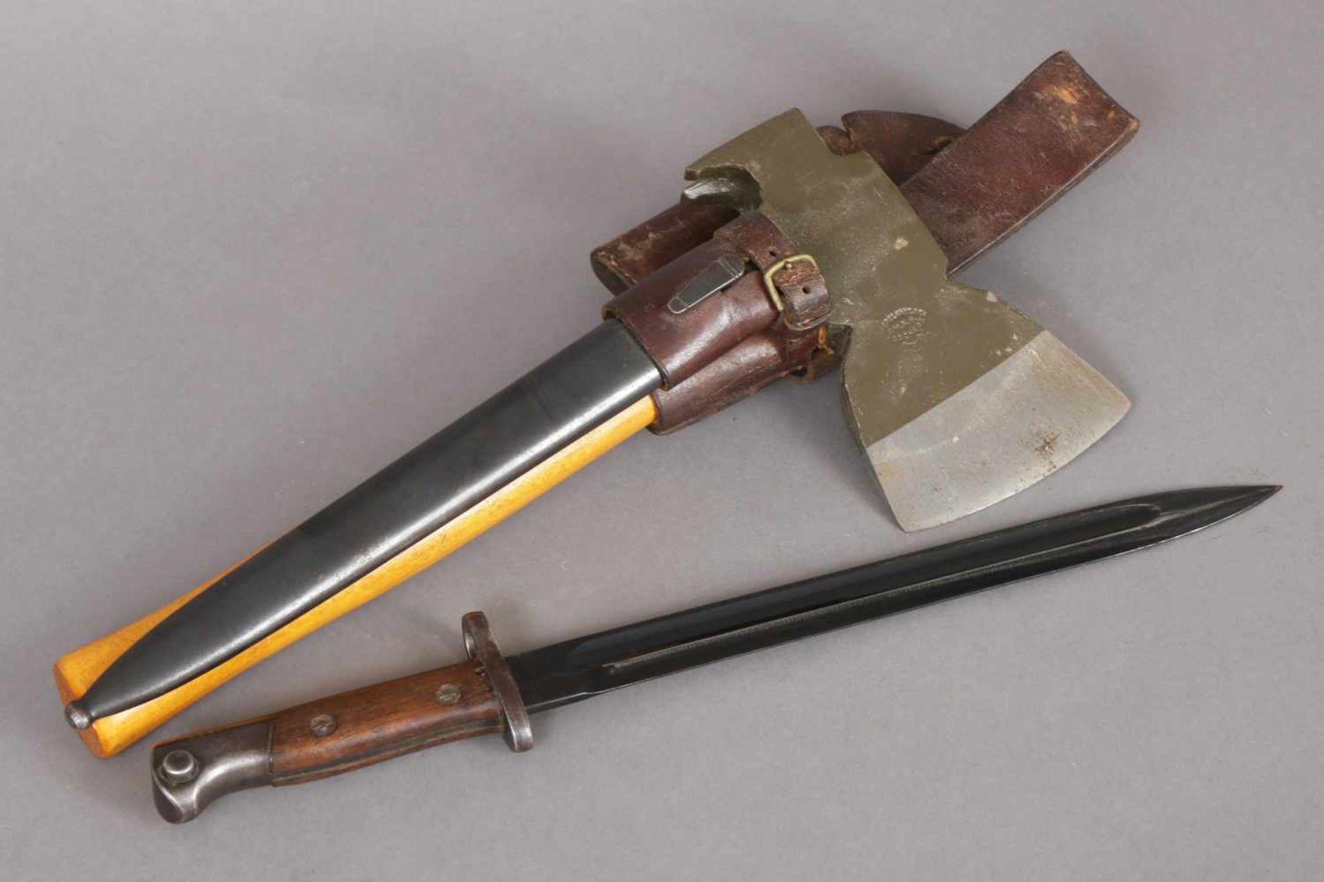 Sogenanntes Seitengewehr mit Axt 1933-45, Griffe Holz und Eisen, braune Ledertaschen mit Schließe,
