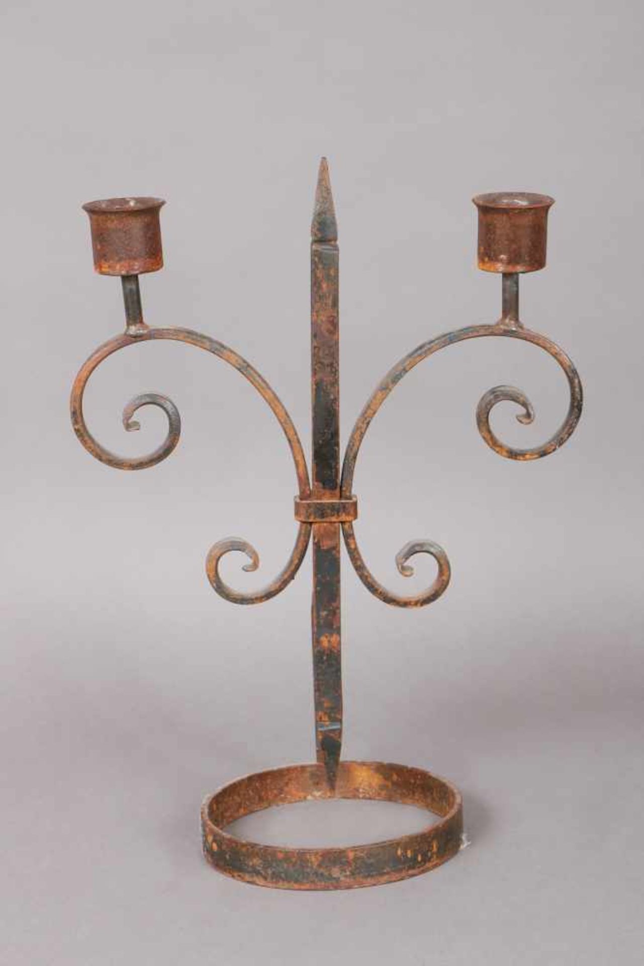 Eisen-Kerzenleuchter geschmiedet, 2-flammig, auf Rundstand, H ca. 40cm