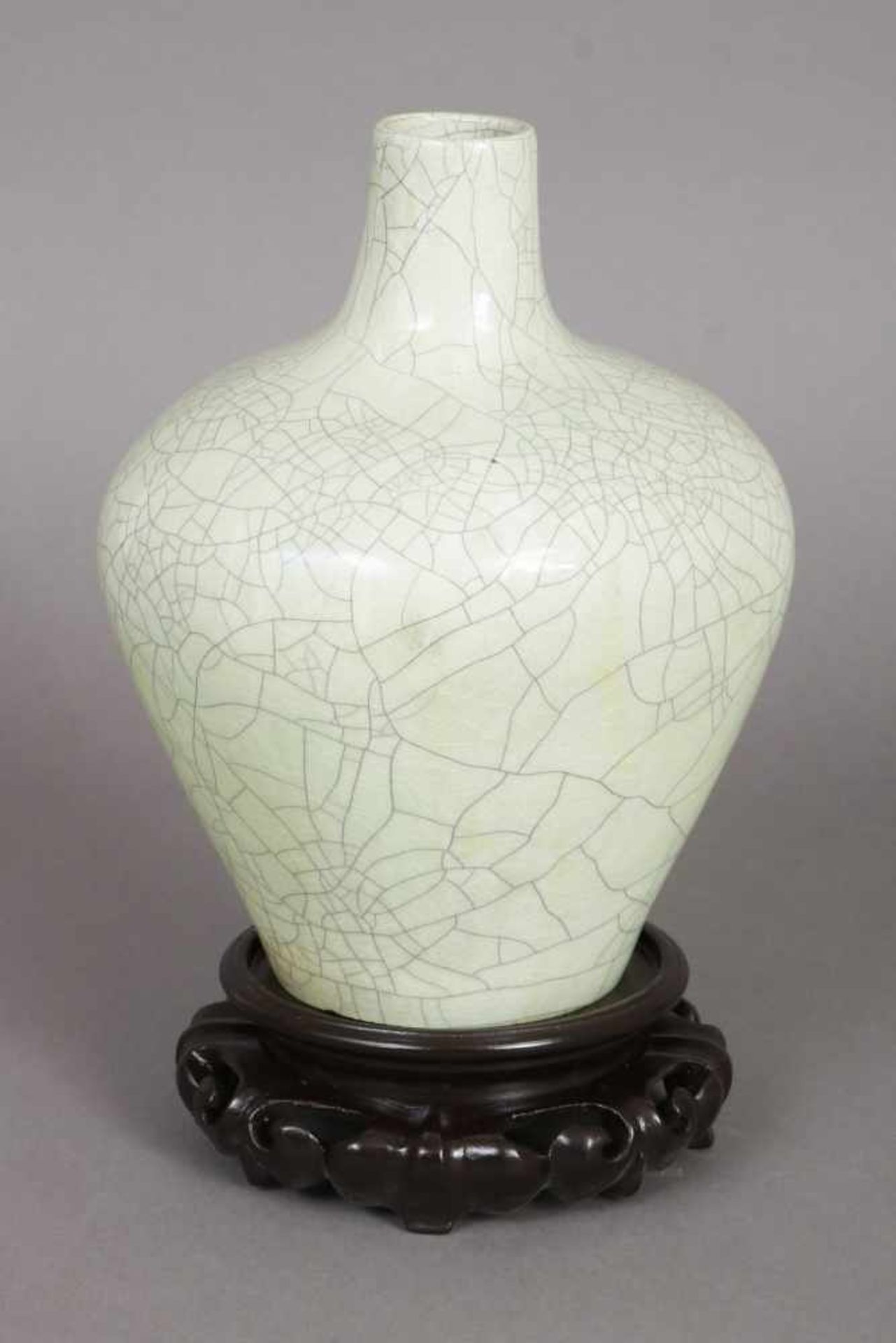 Asiatische Vase Porzellan, seladongrüne Glasur mit Craquelee-Dekor, hochbauchiger Korpus mit