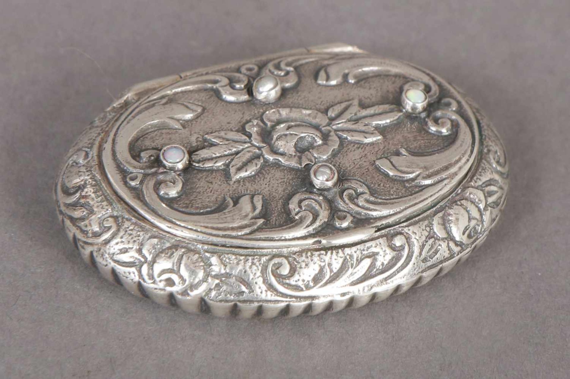 Pillendose Silber, ovale Dose mit Scharnierdeckel, Reliefdekor (Rosen und Rocaillen), Deckel mit