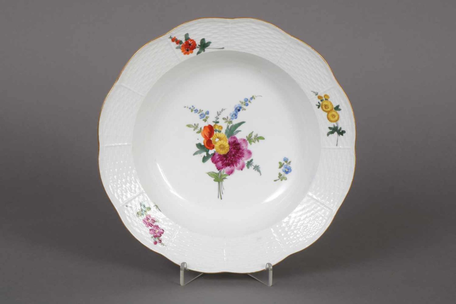 MEISSEN Teller um 1763-1774, Reliefdekor ¨Ozier¨, polychrome Blumenmalerei, Goldrand,