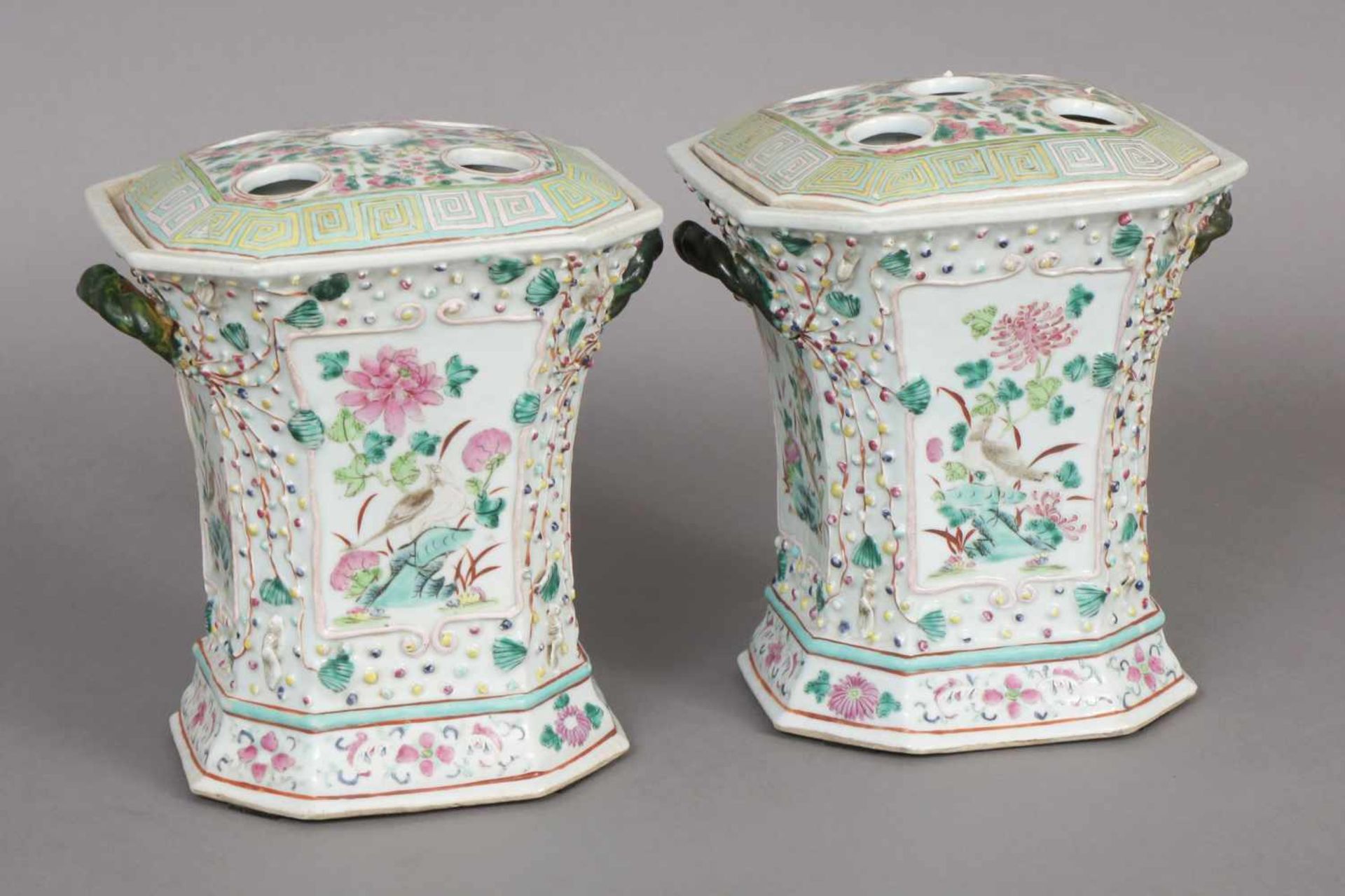 Paar chinesische Räuchergefäße Porzellan, Qing-Dynastie (1644-1912, hier wohl 18. Jhdt.), gekantete,
