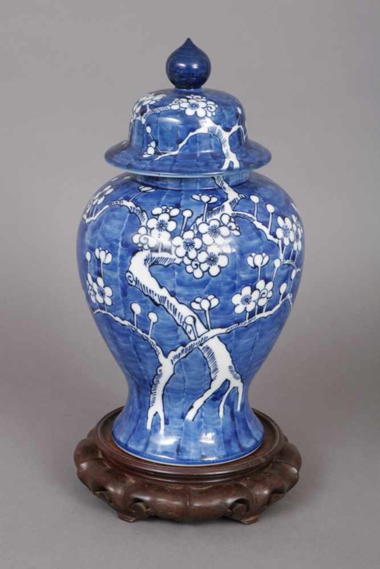 Asiatisches Deckelgefäß Porzellan, Balusterform, Kirschblütendekor auf blauem Grund, loser Deckel