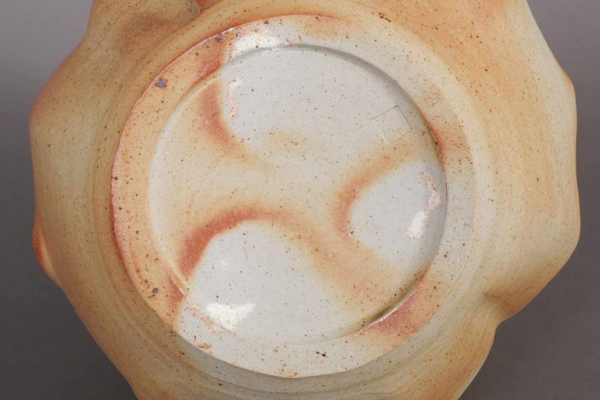 Asiatische Vase Porzellan, hell glasiert, bauchige Zwiebelform, Wandung mit gedrückten und - Bild 2 aus 2