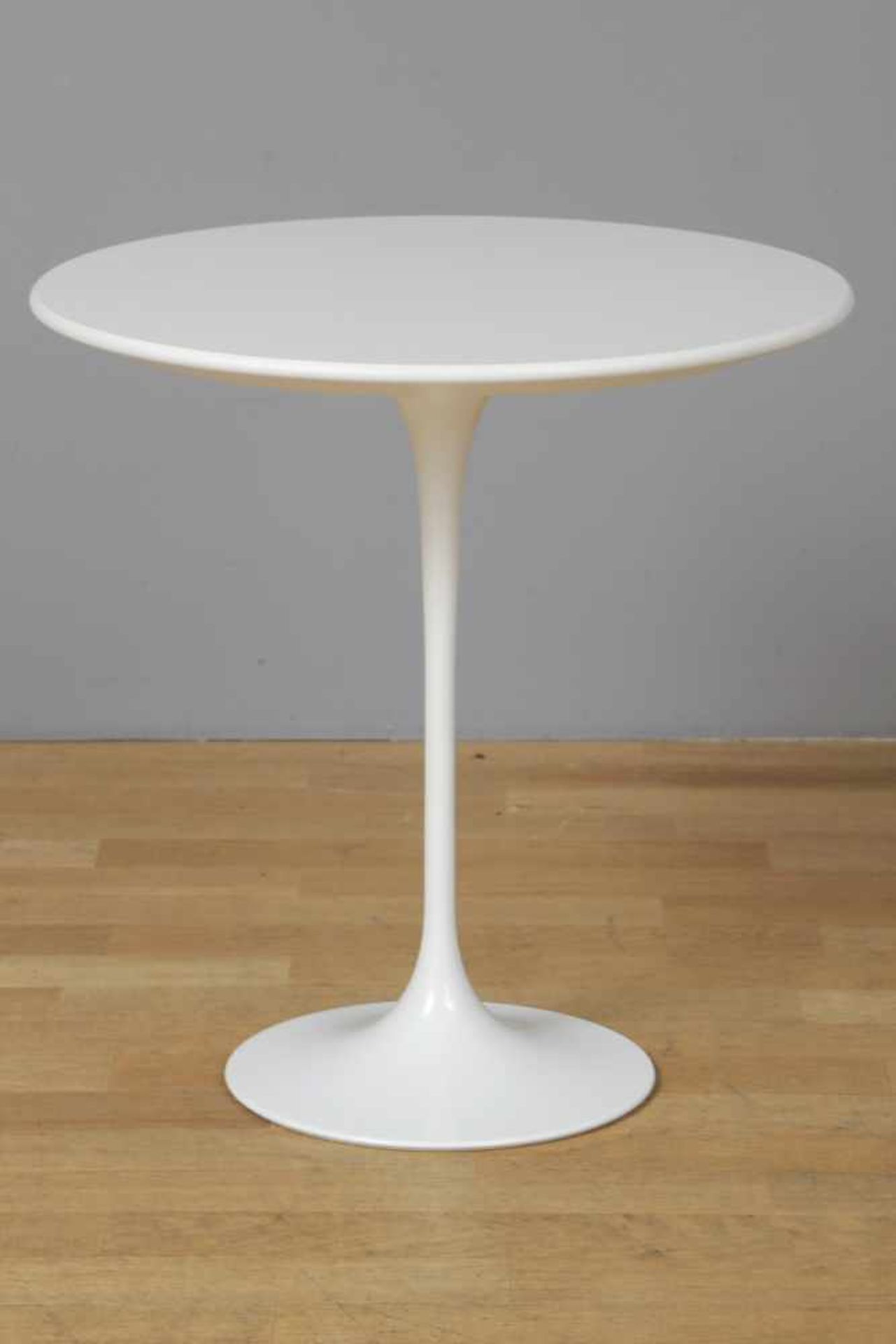 EERO SAARINEN Beistelltisch ¨Tulip table¨ Ausführung Knoll Studio, Entwurf aus dem Jahr 1956, weiß