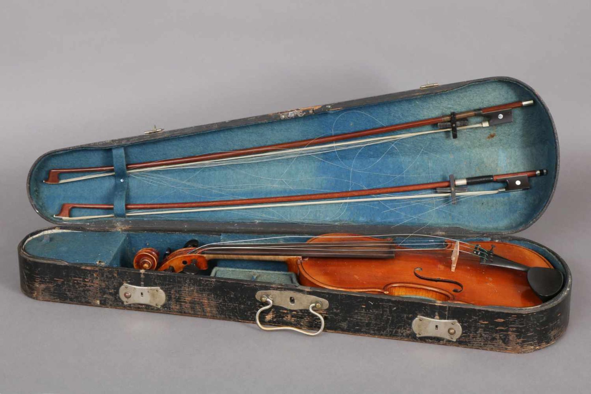 Geige Fichte und Birkenholz, unbekannter Hersteller des späten 19. Jahrhunderts, ungemarkt, dazu 2