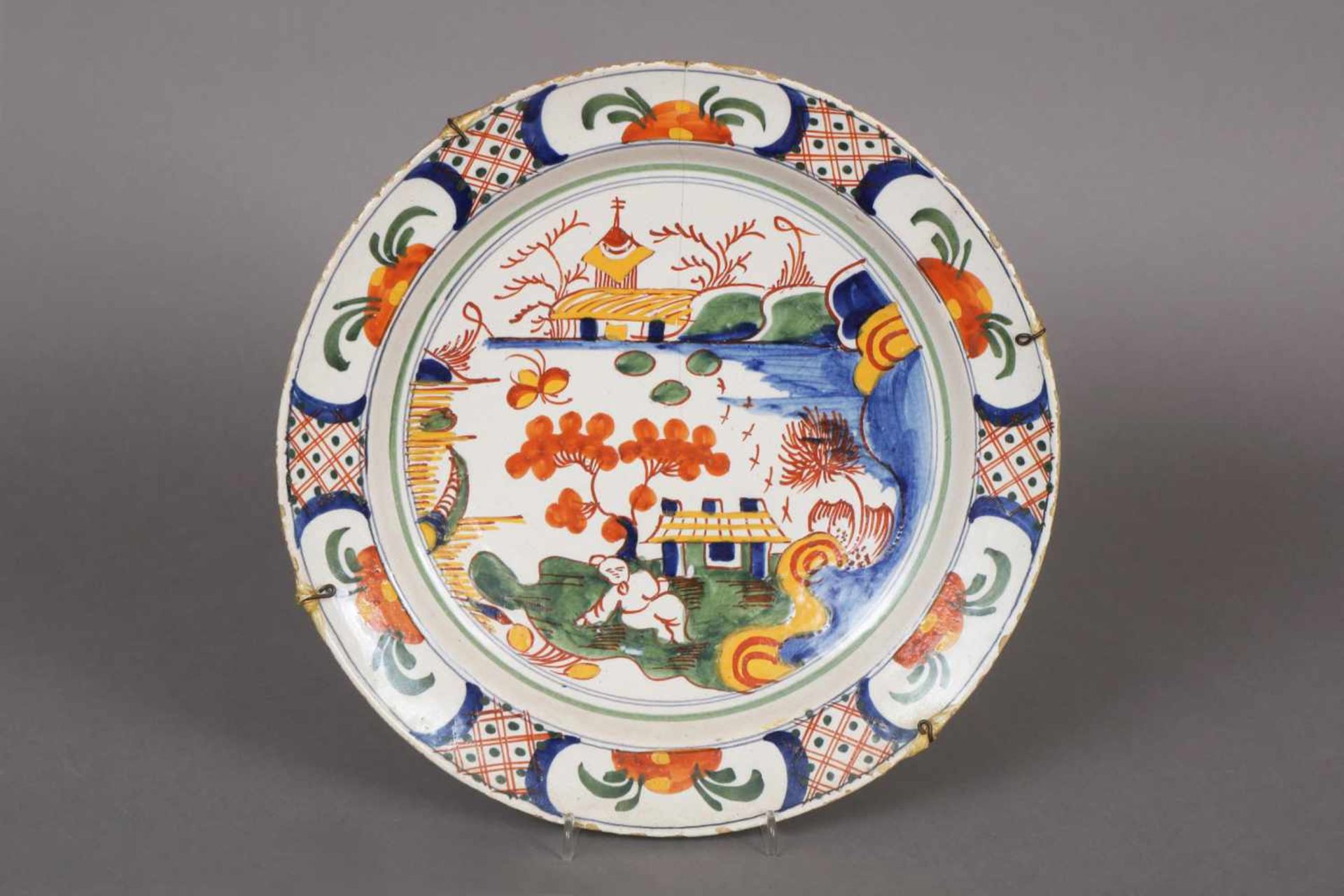 Fayenceteller wohl Delft, polychromer Landschaftsdekor mit Personenstaffage, ungemarkt, D 31cm,