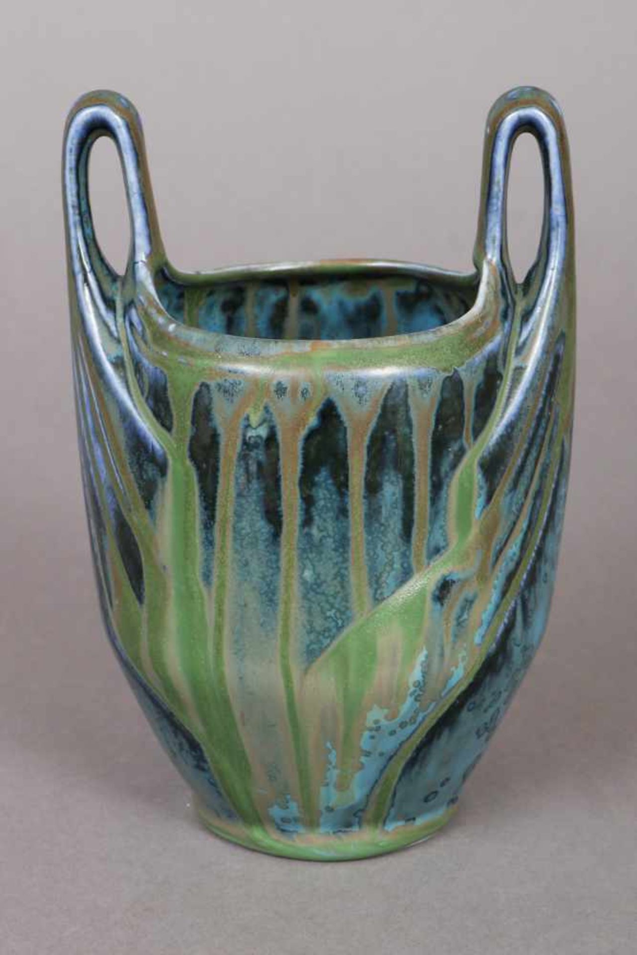 Jugendstil Keramikvase um 1900, blau-grüne Verlaufglasur, 2 organisch geformte Henkel, am Boden