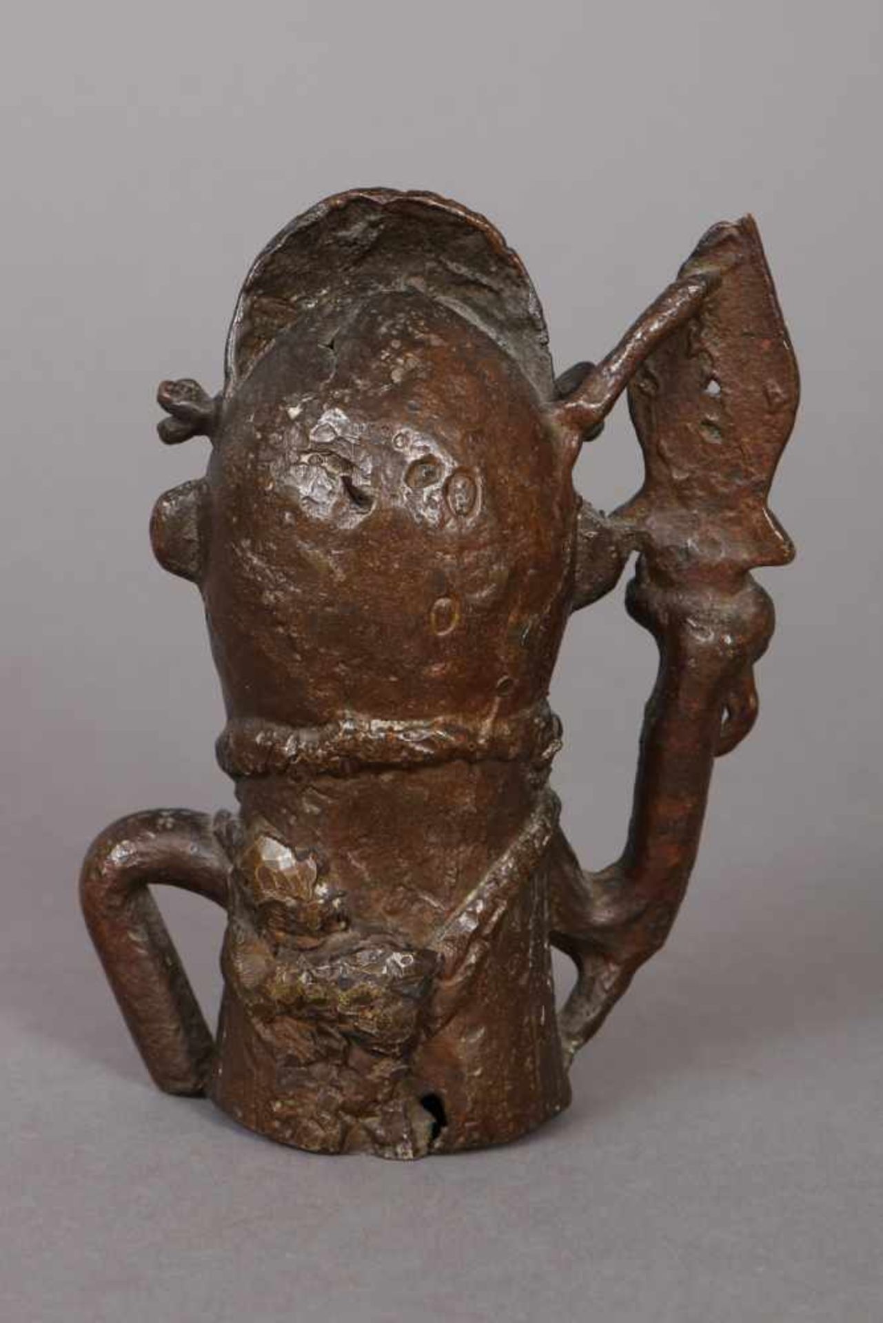 Afrikanischer Stabaufsatz Bronze, dunkel patiniert, wohl Benin (Westafrika), 1. Hälfte 20. Jhdt., - Bild 2 aus 2