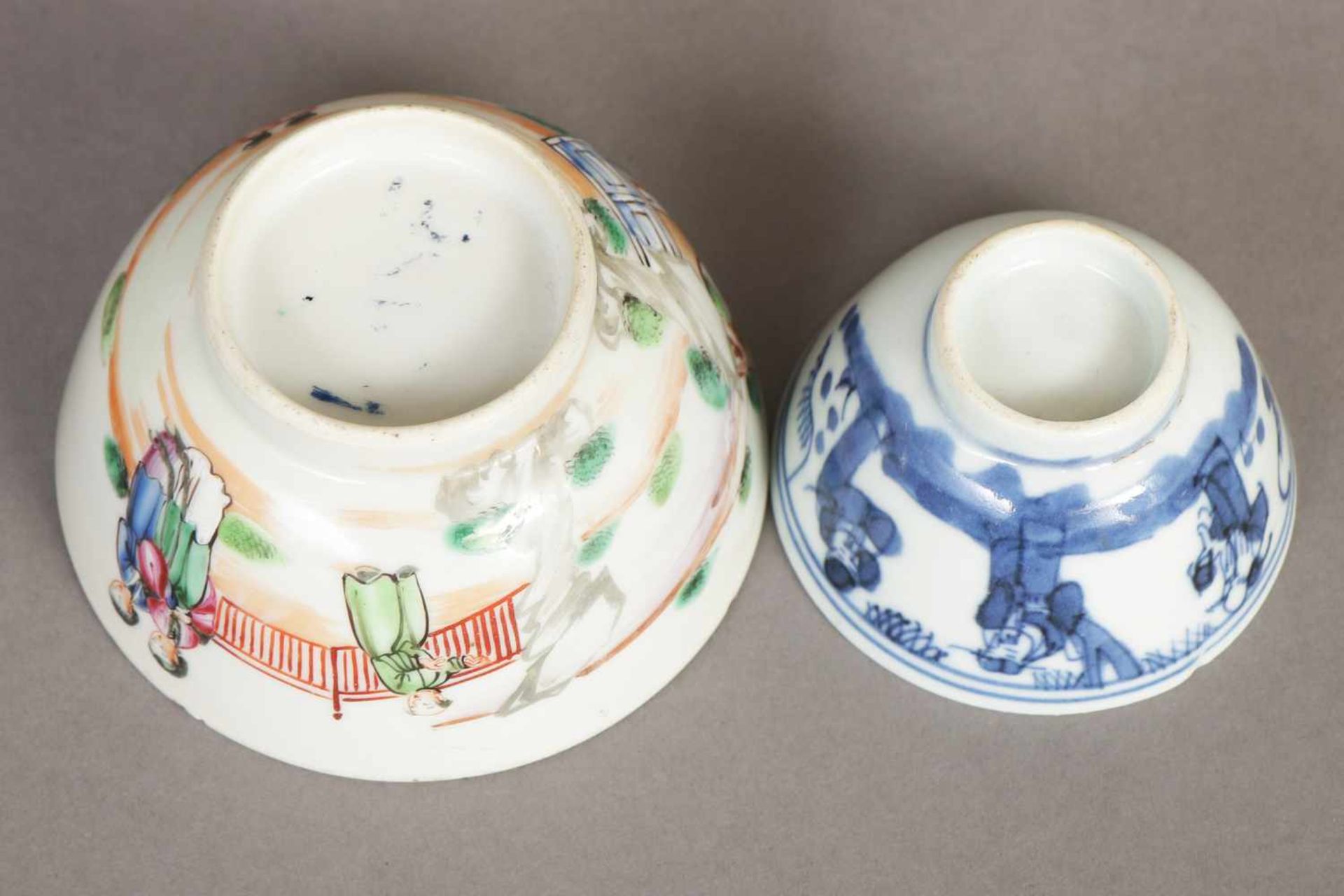 Zwei Porzellan-Koppchen China, 18. Jhdt., 1x mit Blaumalerei (Figuren in Landschaft), runder - Image 2 of 2