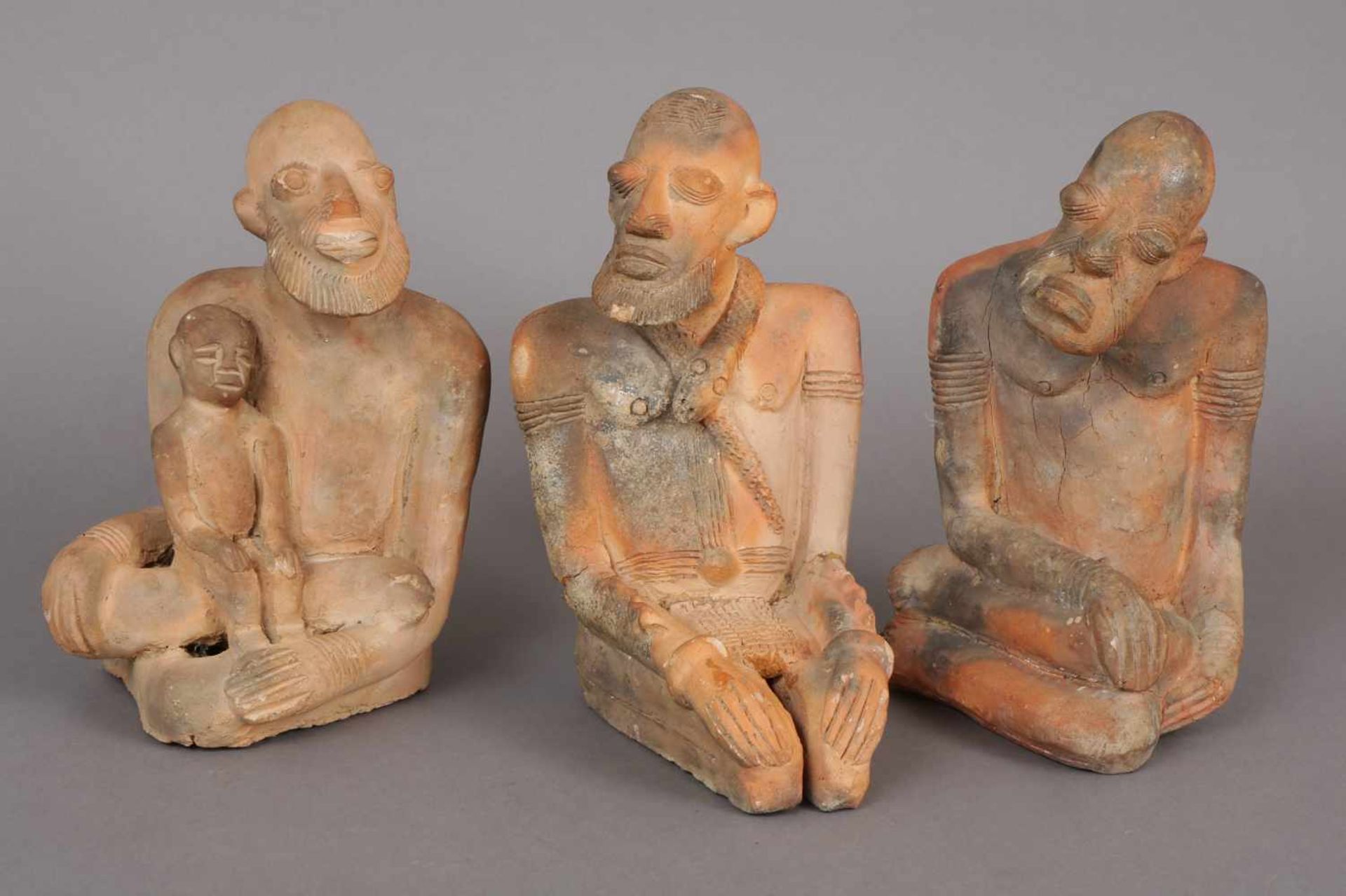 Drei südamerikanische Tonfiguren im präcolumbianischen Stil ¨Sitzende/Hockende Figuren¨, H ca. 20cm,