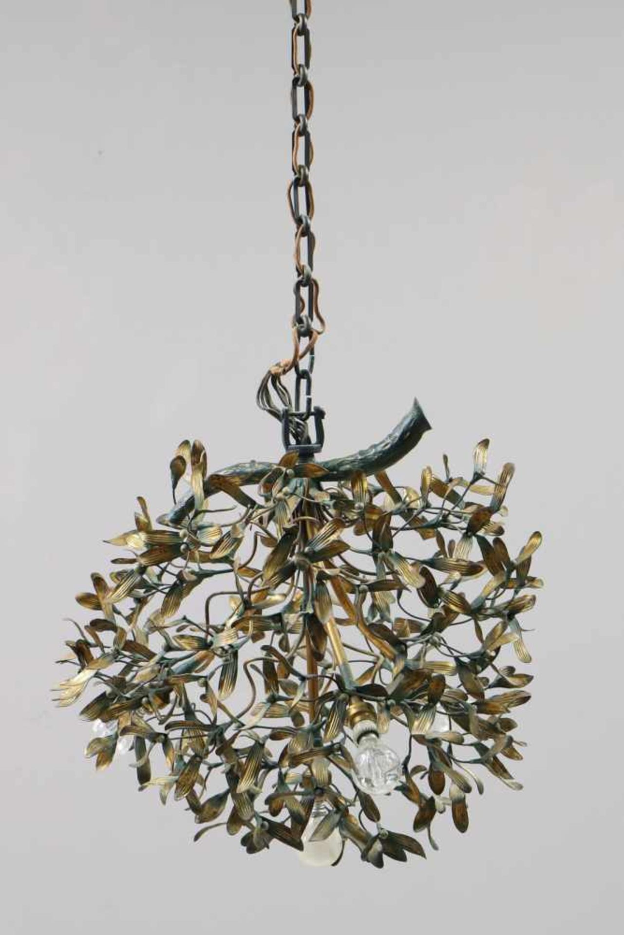 Deckenlampe wohl Italien, um 1920, Messing und Messingblech, grün-gold staffiert, in Form von