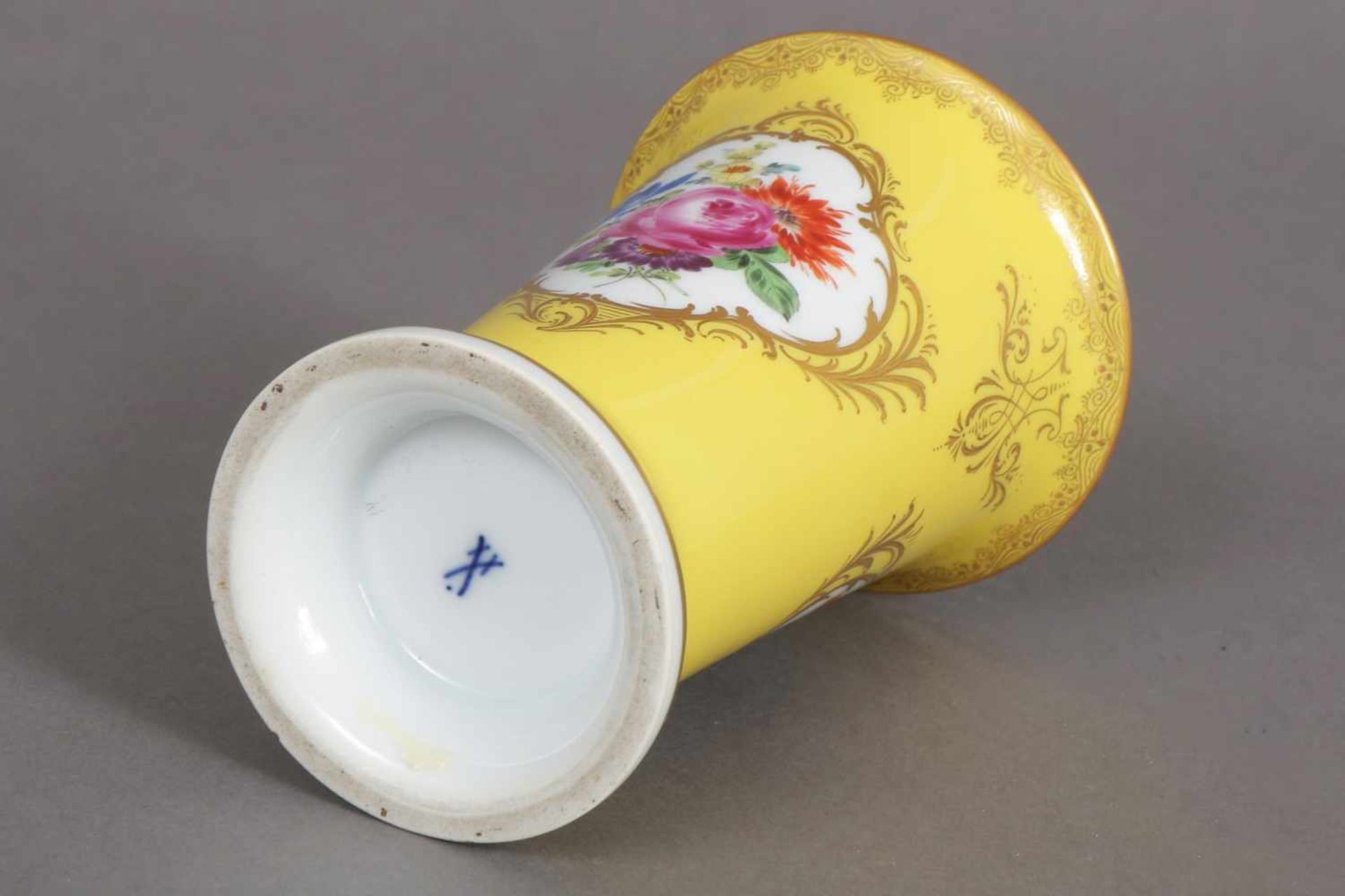 MEISSEN Vase um 1924 - 1934 (Pfeifferzeit), zylindrische Form, ovale Kartusche mit polychromer - Bild 2 aus 2