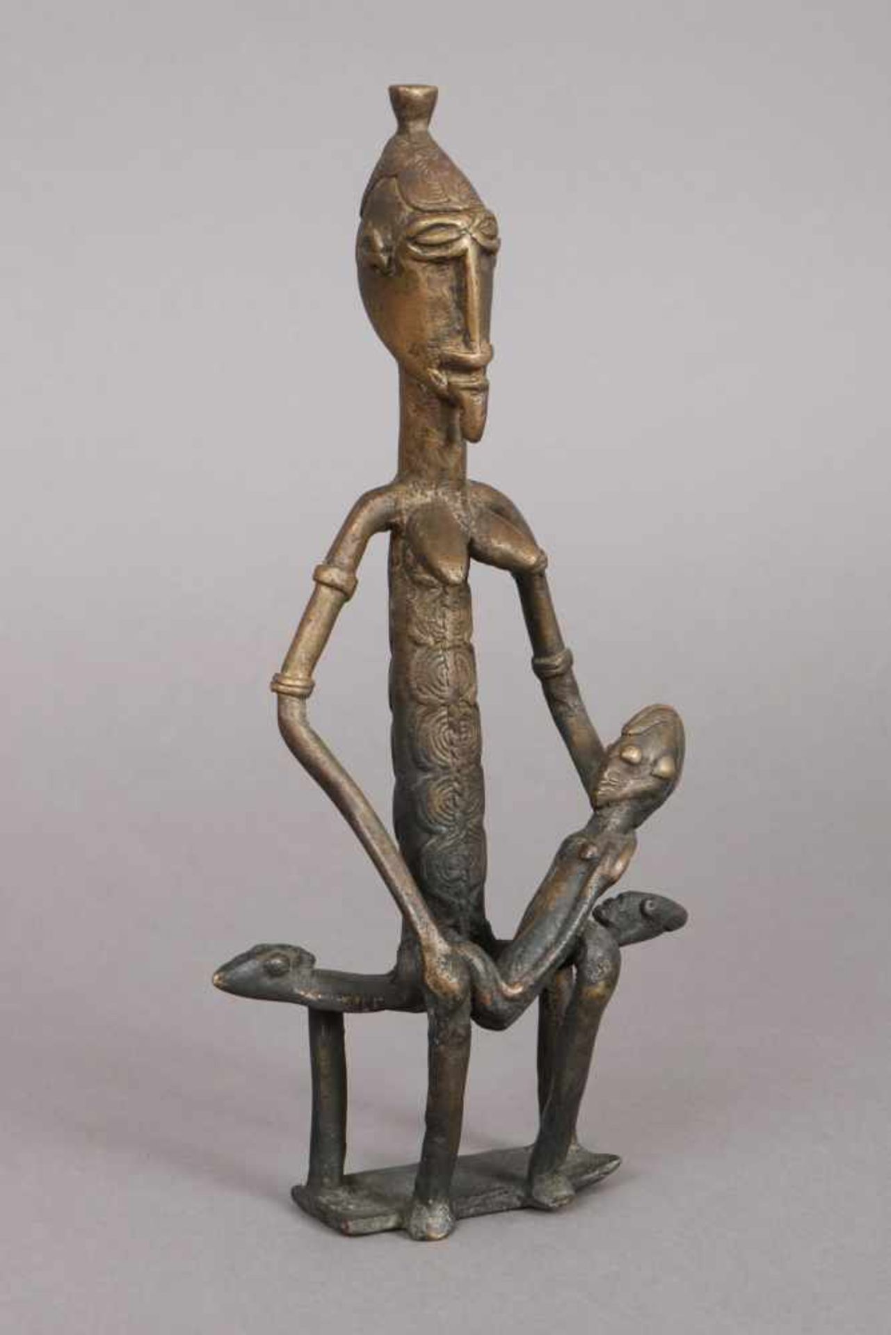 Afrikanische Bronzefigur wohl Benin/Westafrika, ¨Mutter mit Kind auf Schemel¨, H ca. 30cm